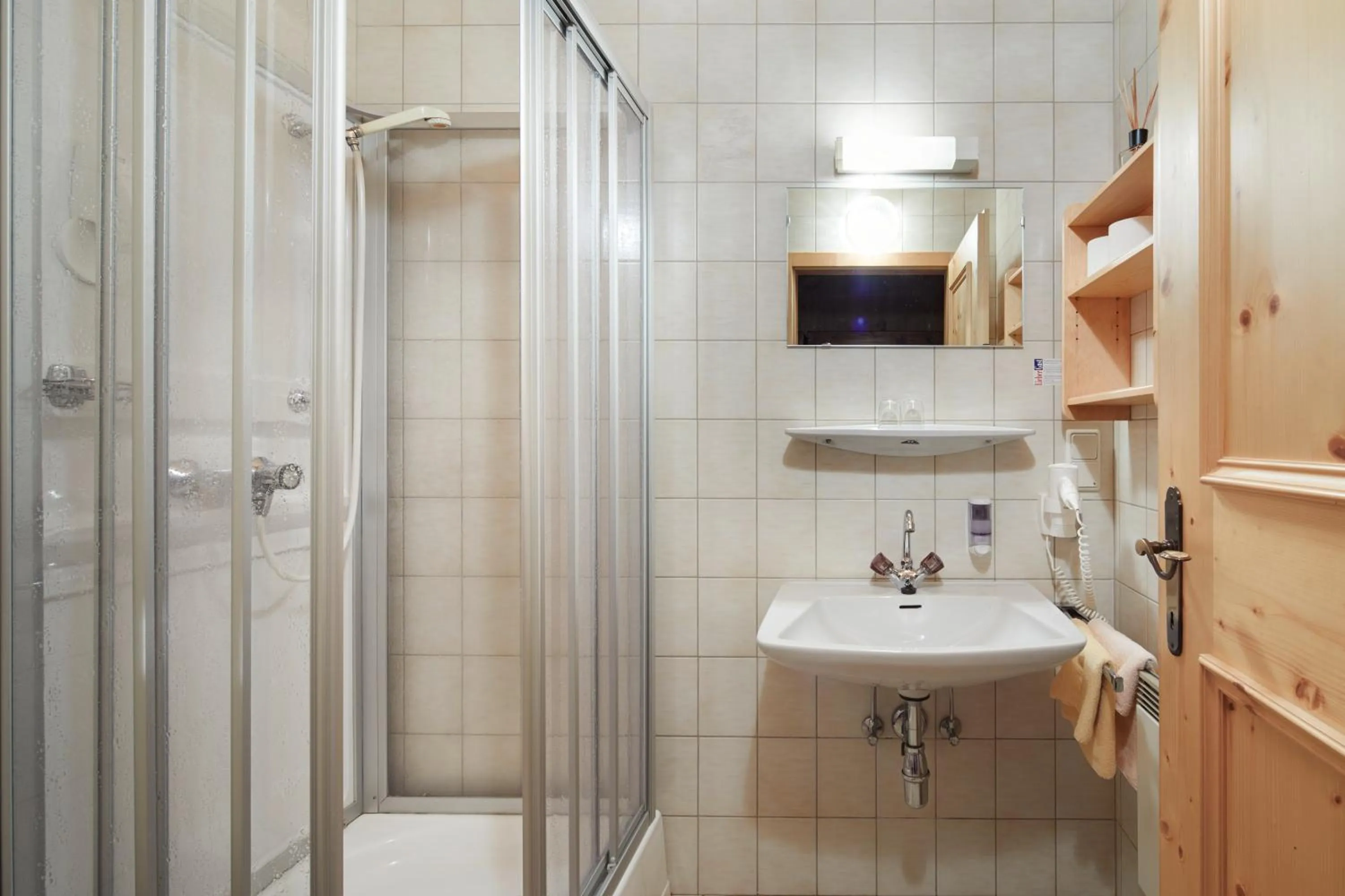 Shower in Pension Oberbräu