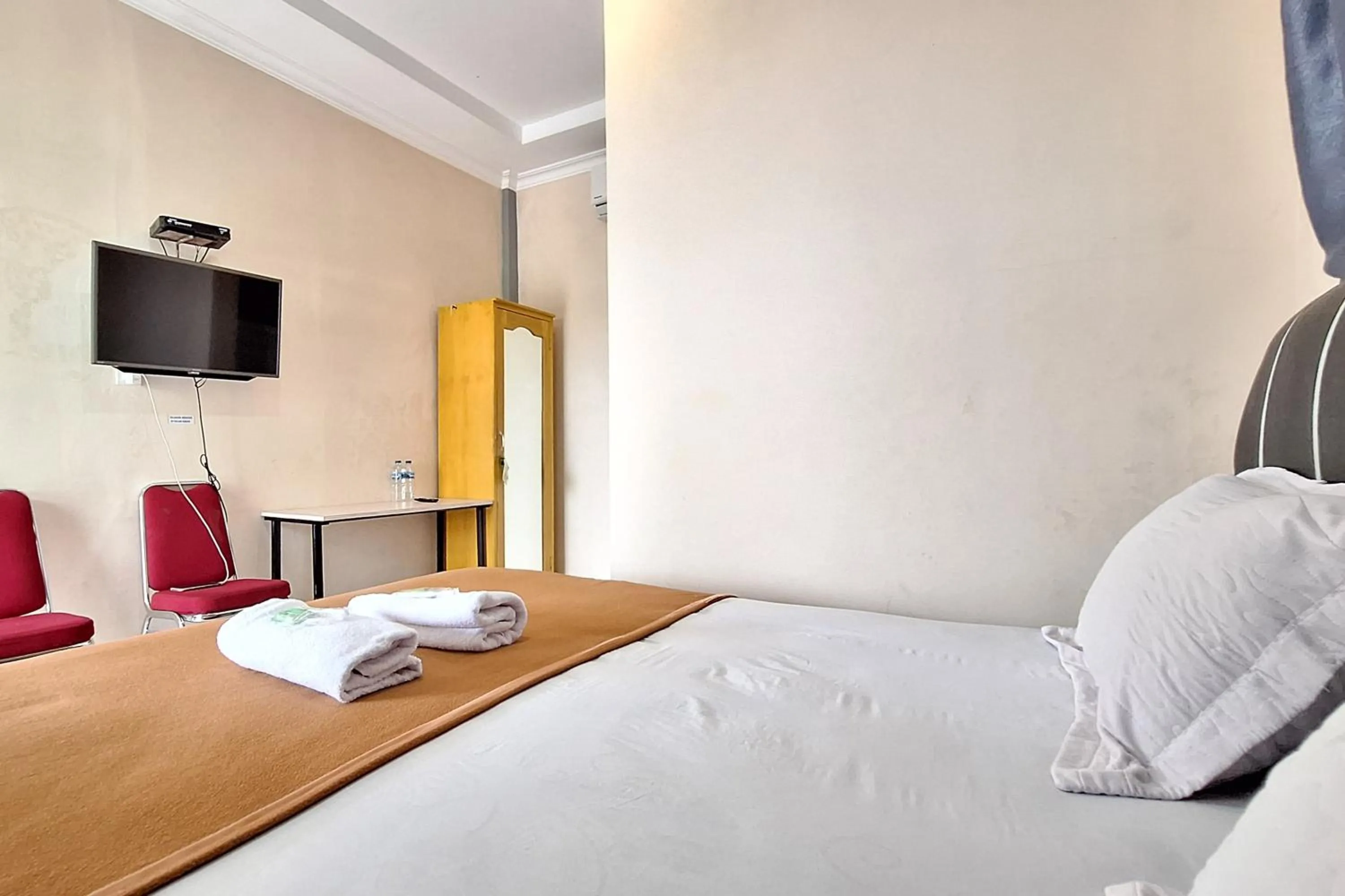 Bedroom, Bed in Hotel Jelita Mentawai Redpartner