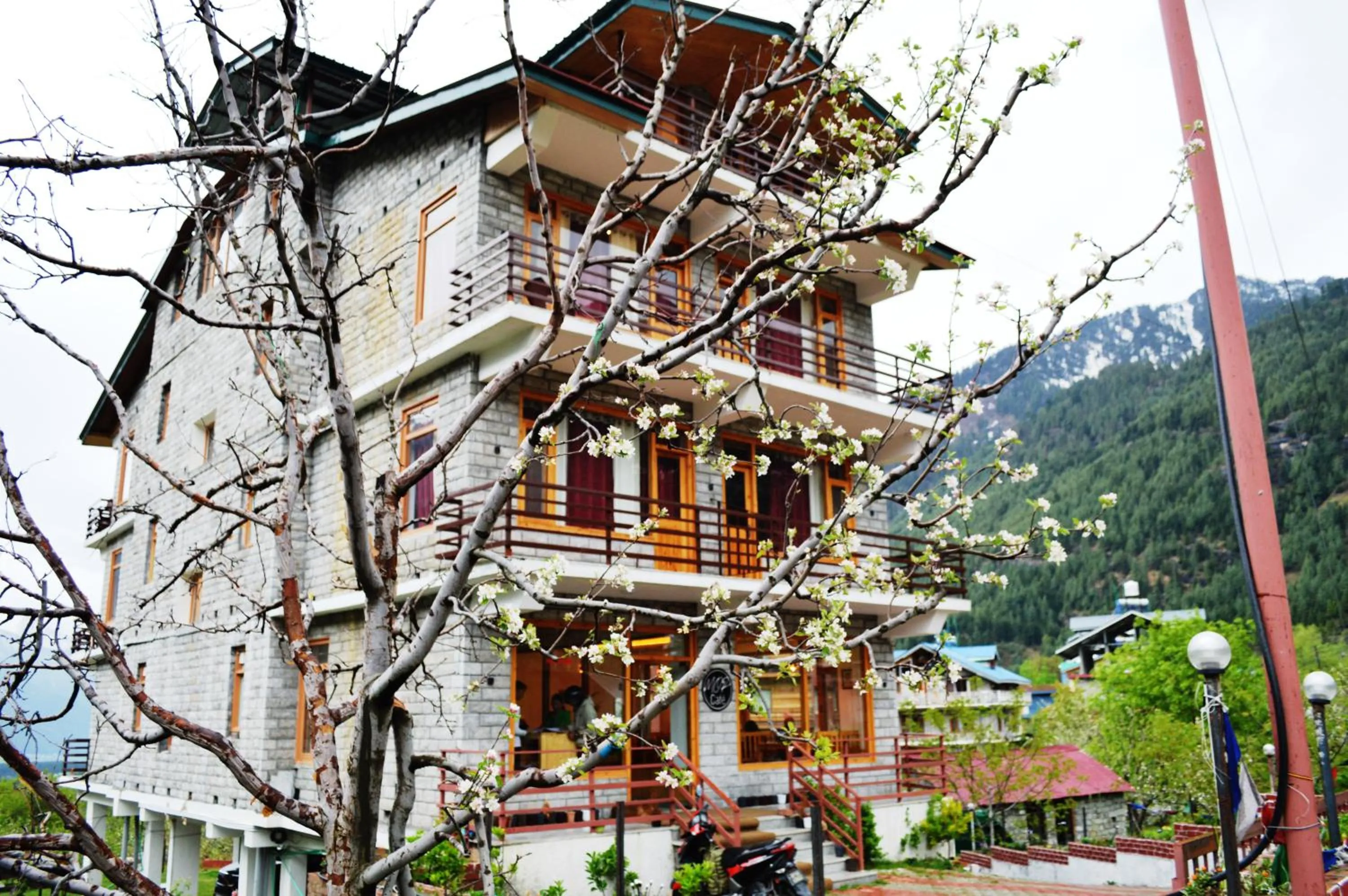 Property building in Manali Outdoor Retreat by Sheosante