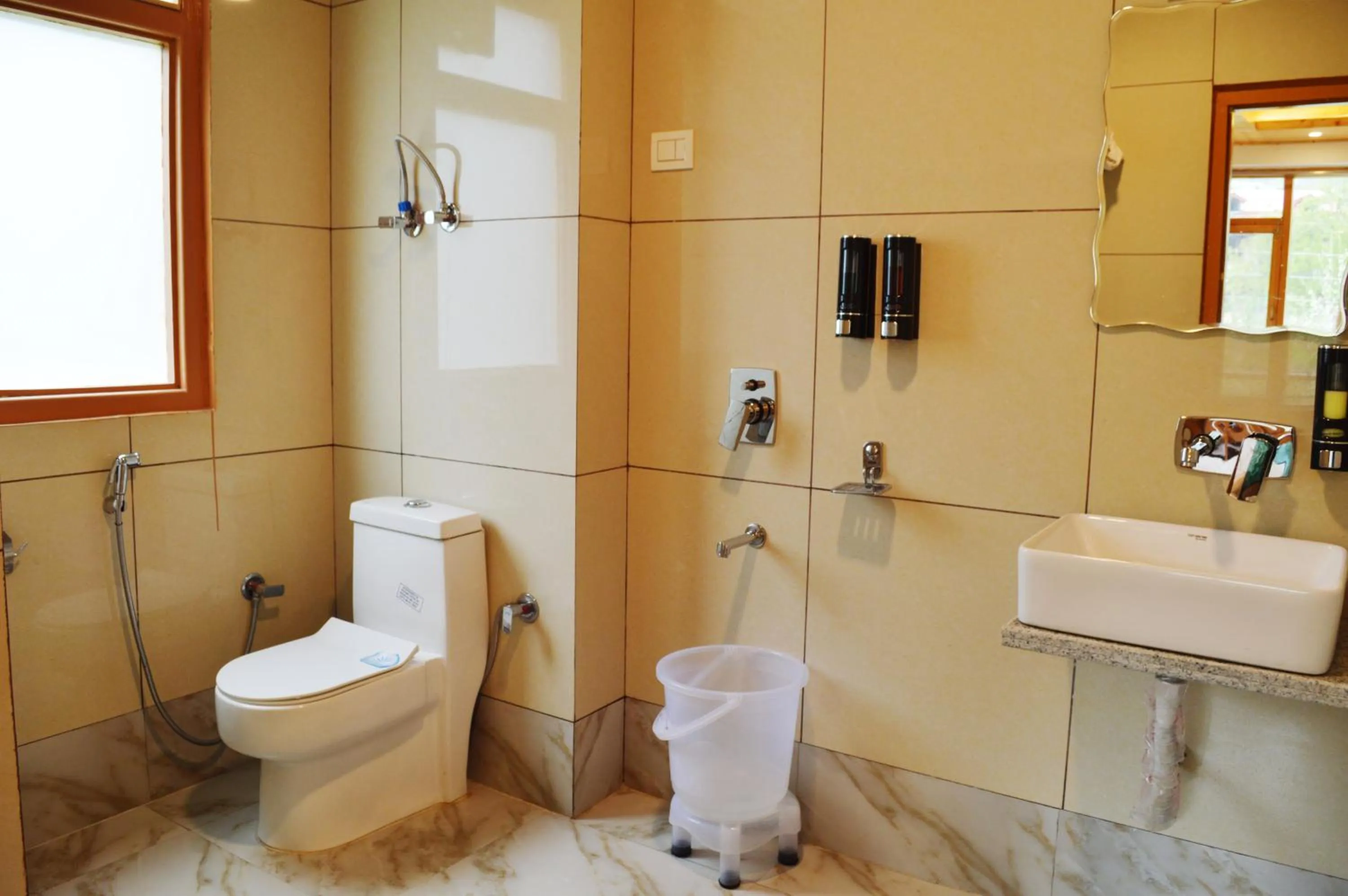 Bathroom in Manali Outdoor Retreat by Sheosante