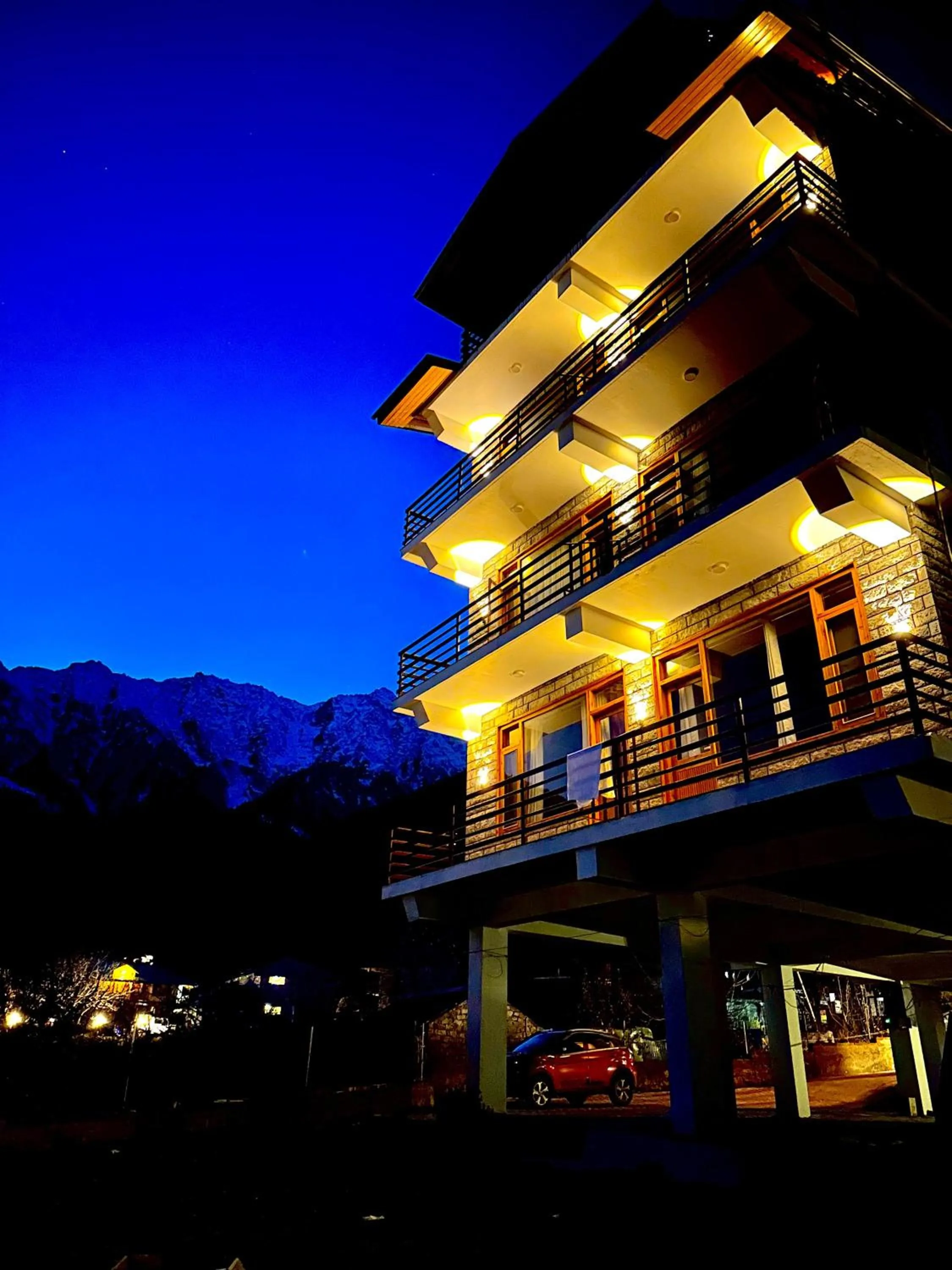 Property building in Manali Outdoor Retreat by Sheosante