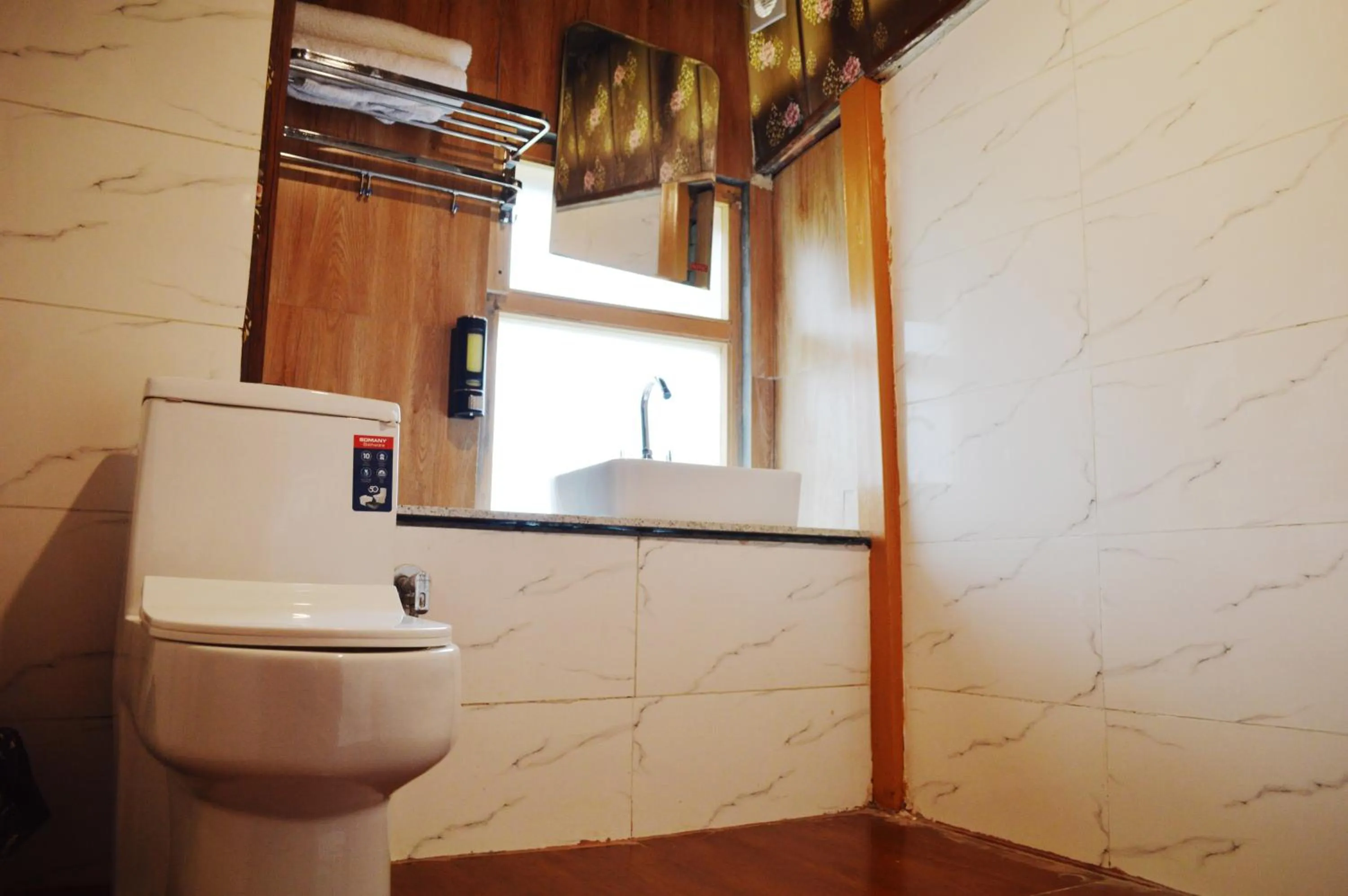 Bathroom in Manali Outdoor Retreat by Sheosante