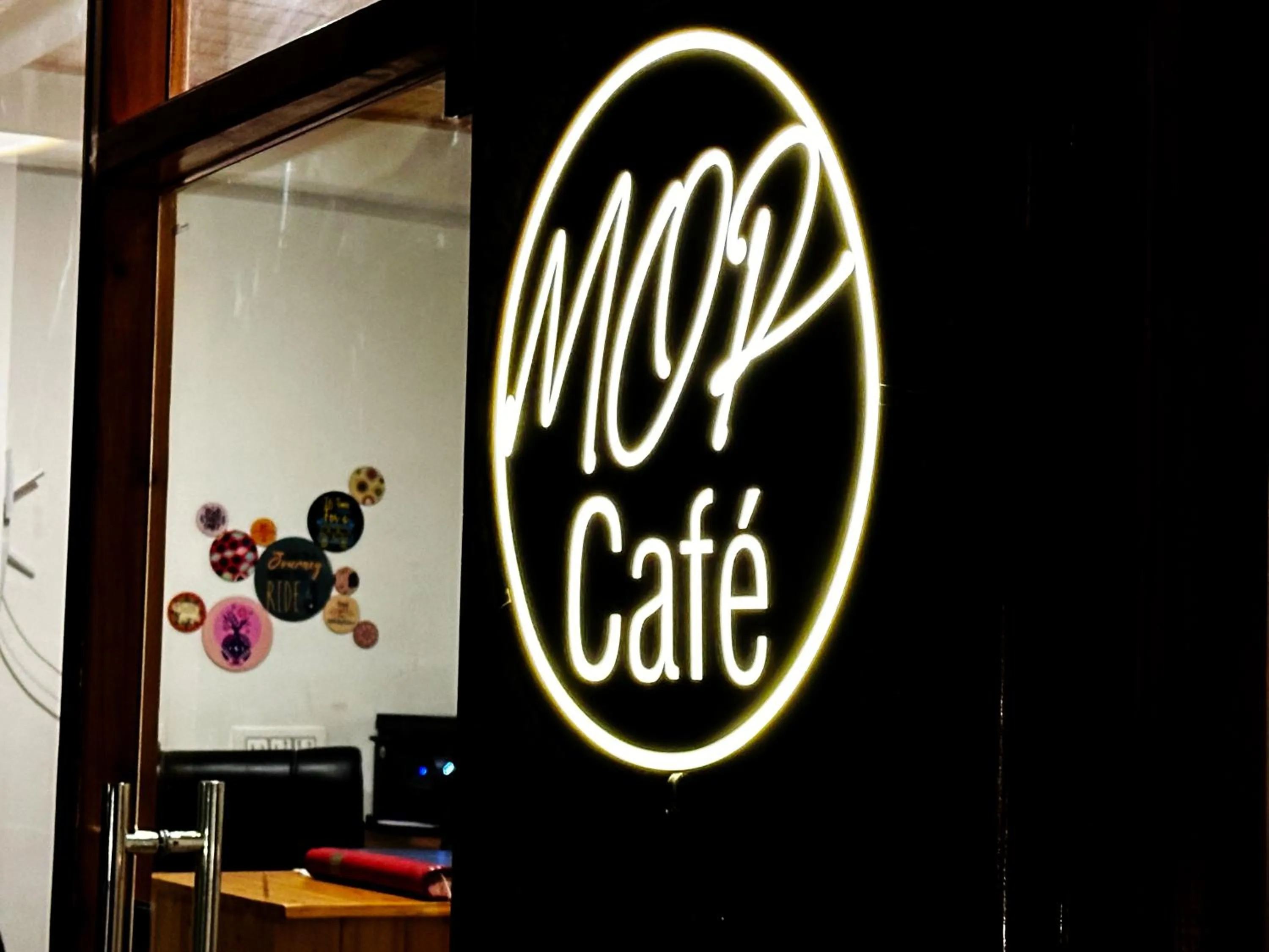 Restaurant/places to eat in Manali Outdoor Retreat by Sheosante