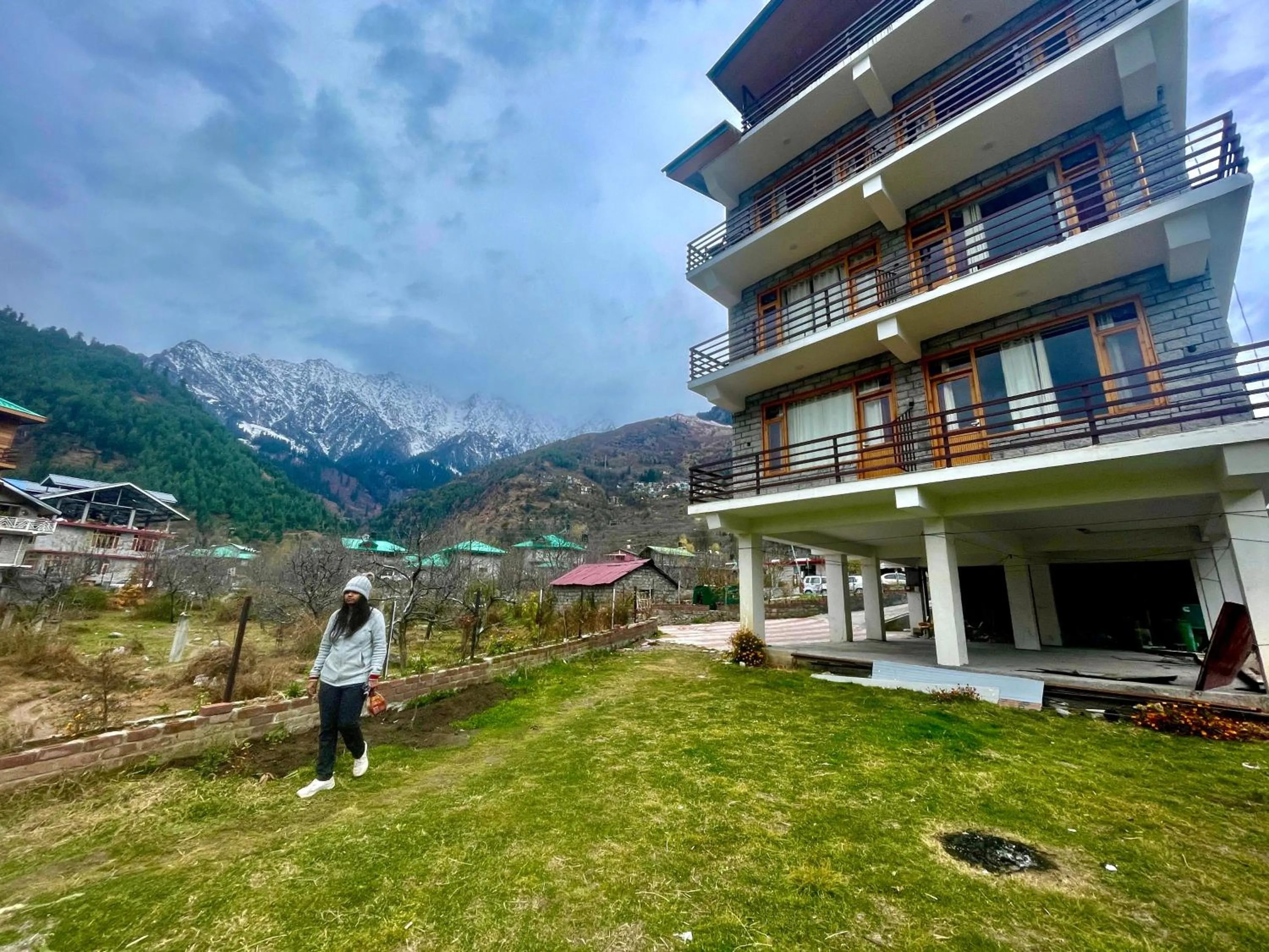 Property building in Manali Outdoor Retreat by Sheosante