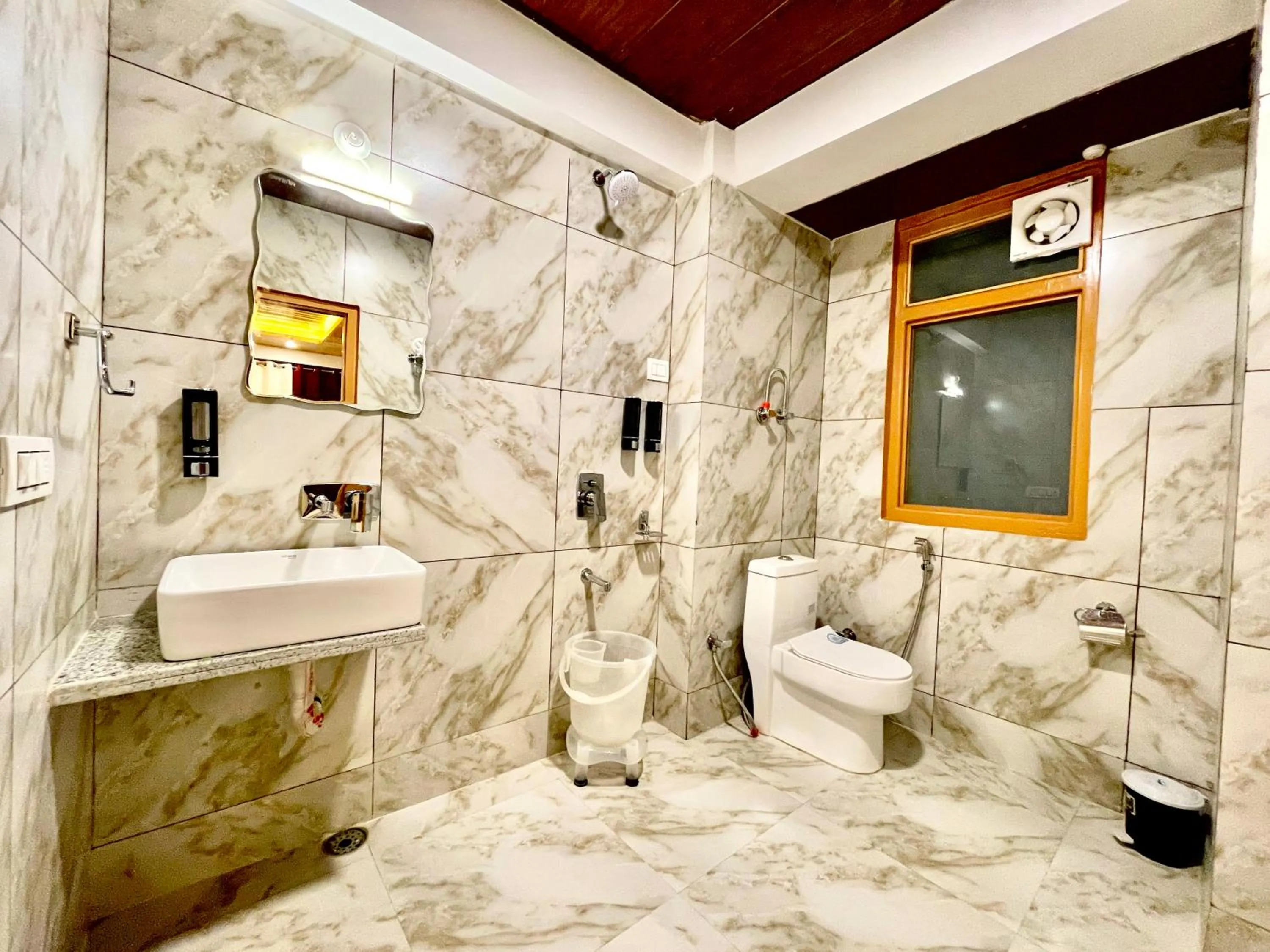 Bathroom in Manali Outdoor Retreat by Sheosante