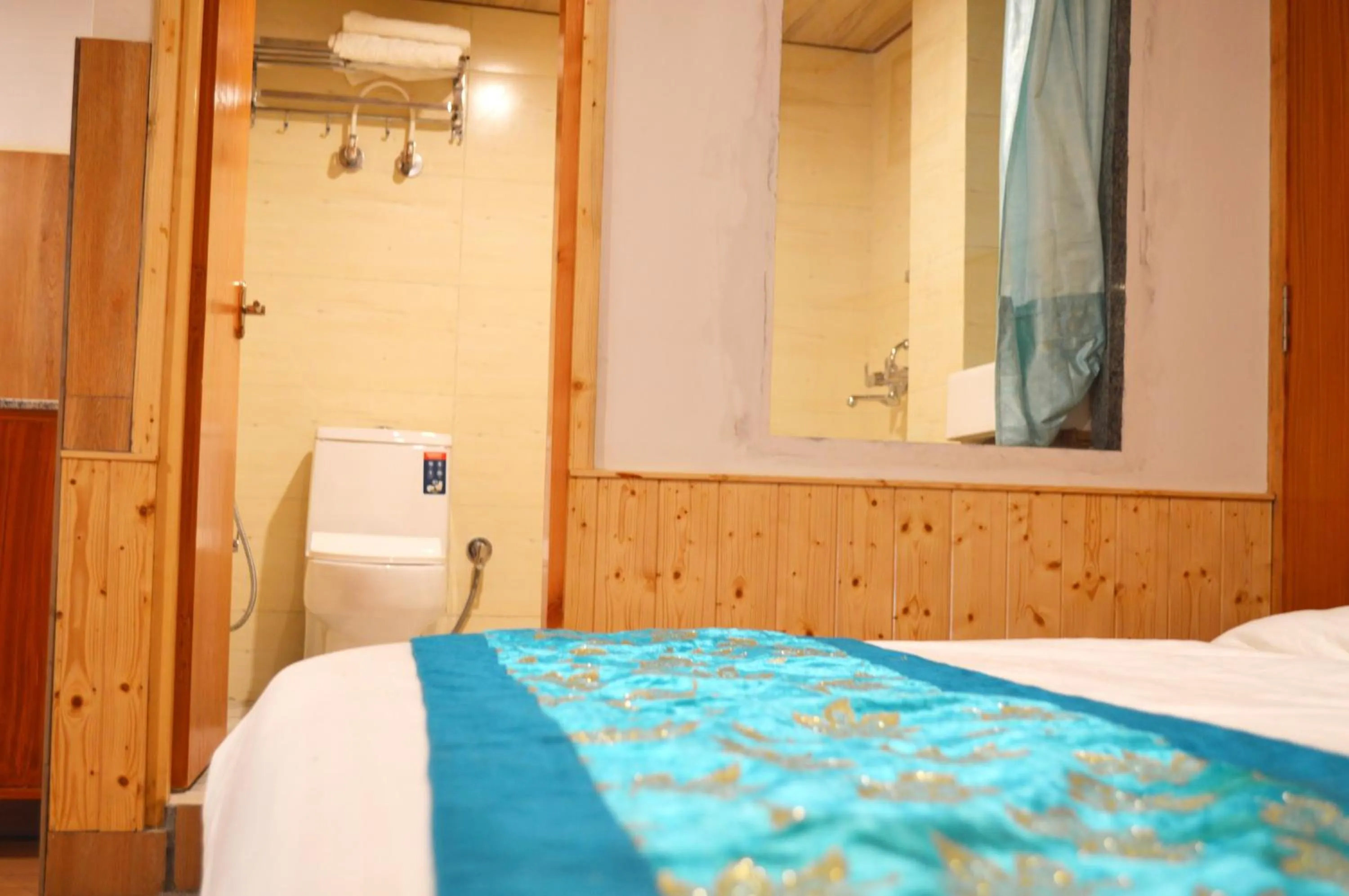 Bed in Manali Outdoor Retreat by Sheosante