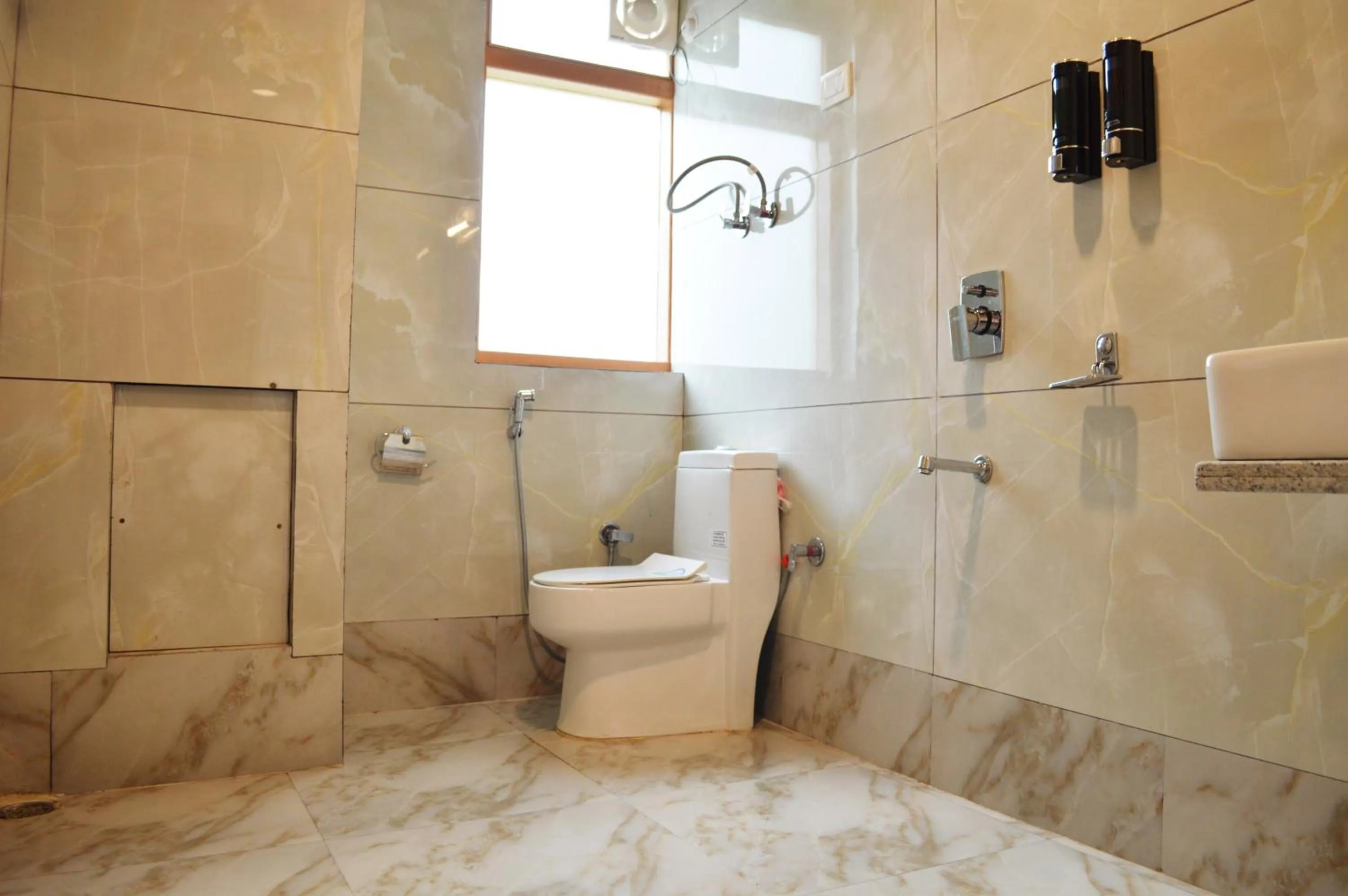 Bathroom in Manali Outdoor Retreat by Sheosante