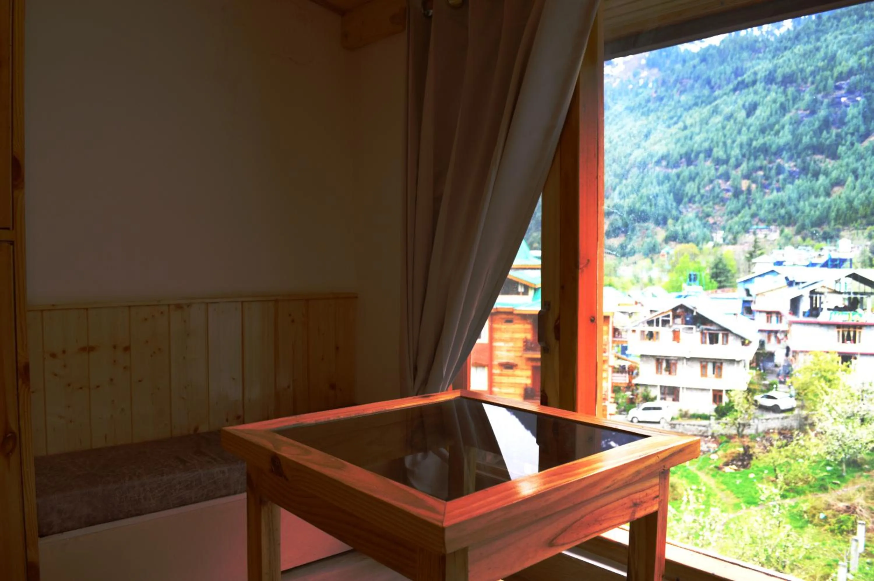 Seating area in Manali Outdoor Retreat by Sheosante