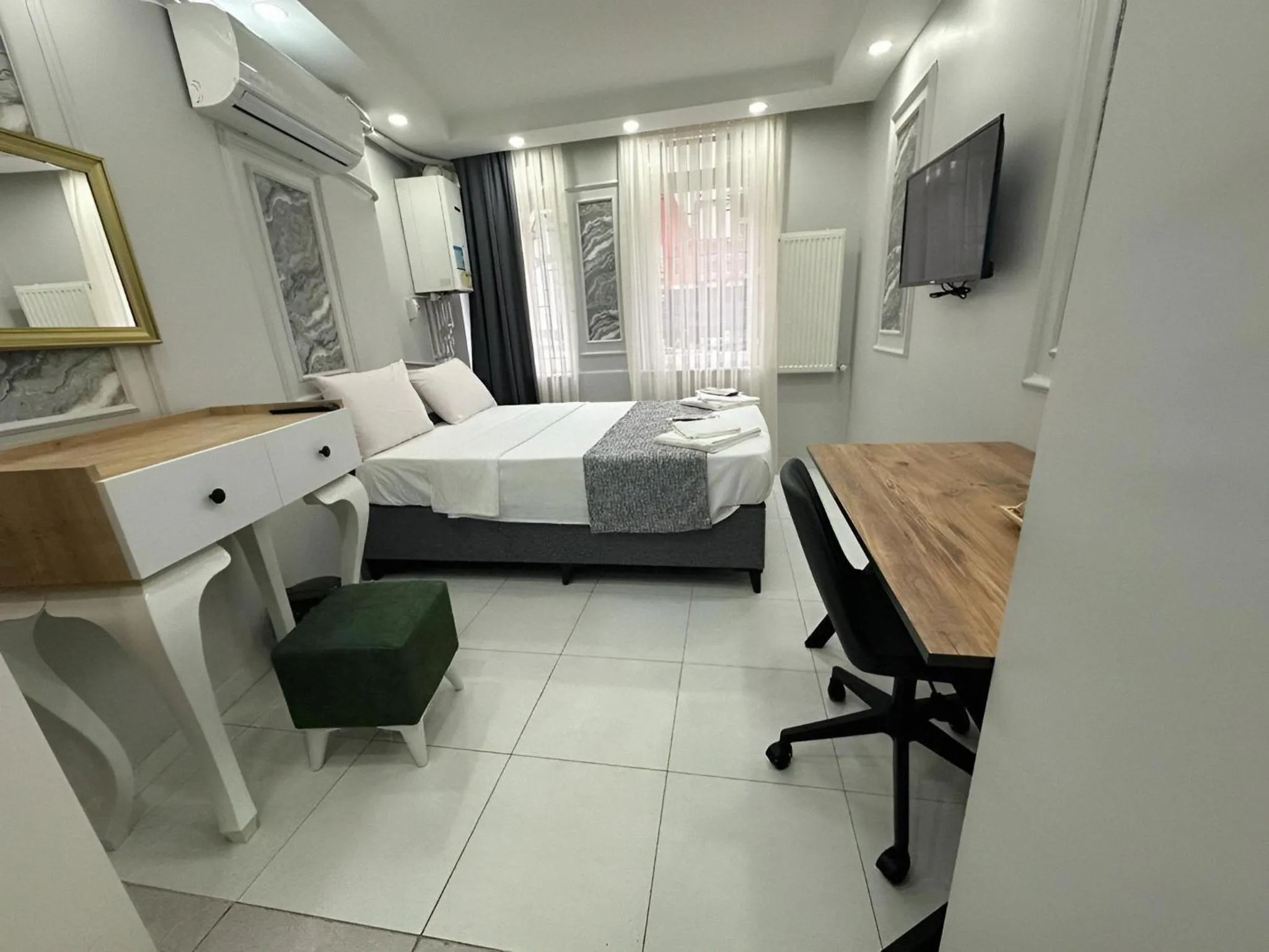 Bedroom, Bed in JOE BLACK APART