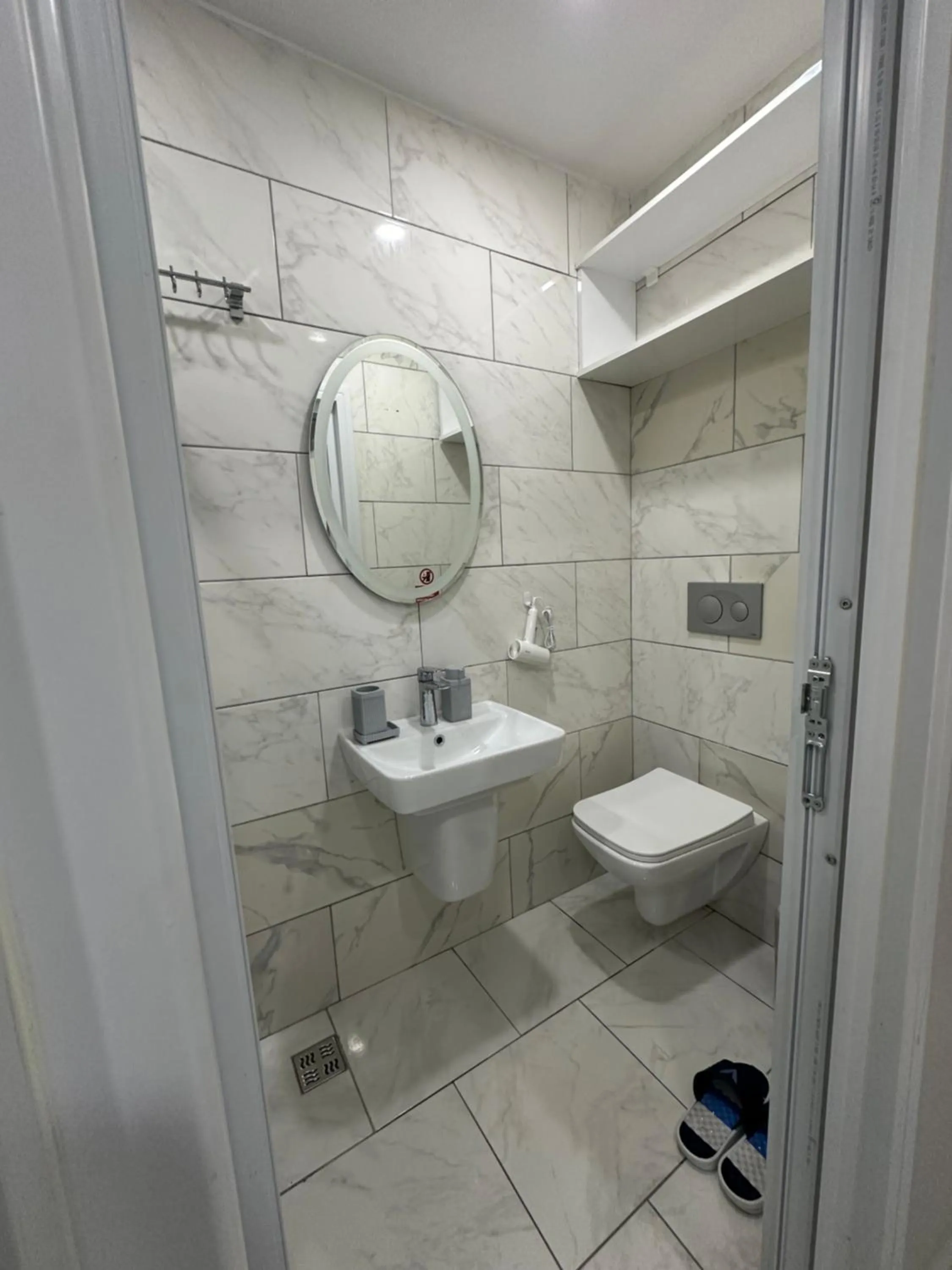 Toilet in JOE BLACK APART