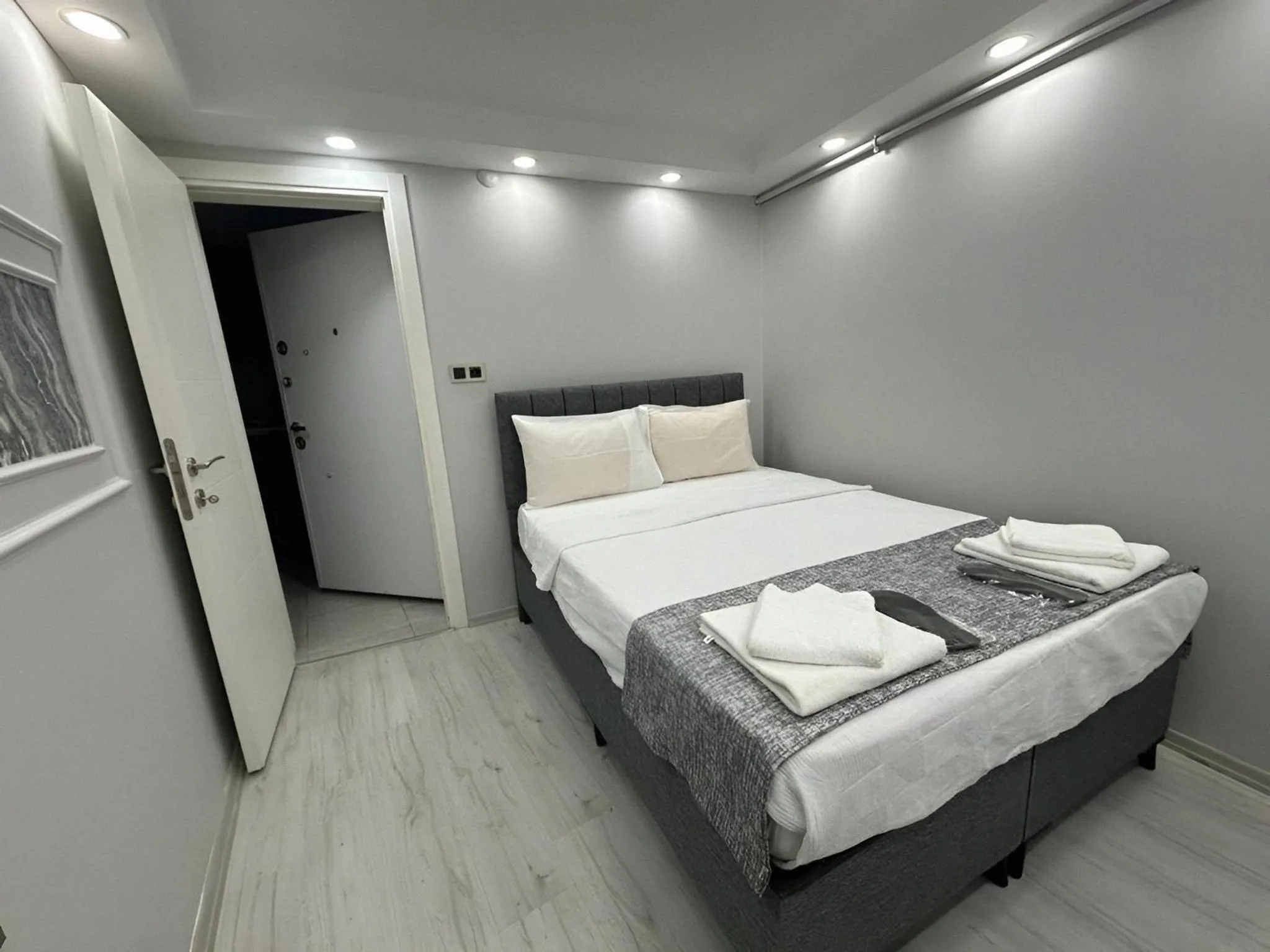 Bedroom, Bed in JOE BLACK APART