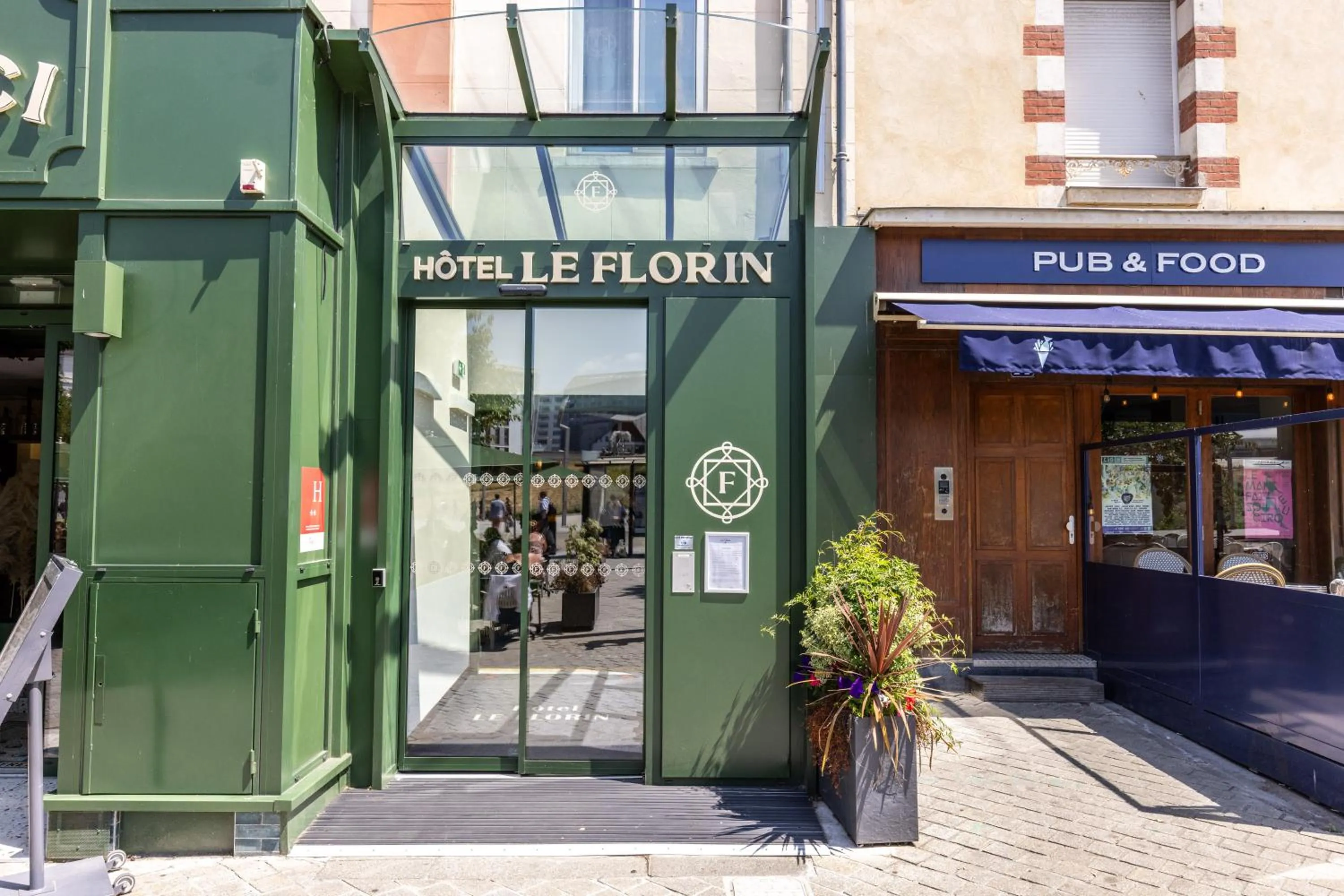 Facade/entrance in Hôtel Le Florin