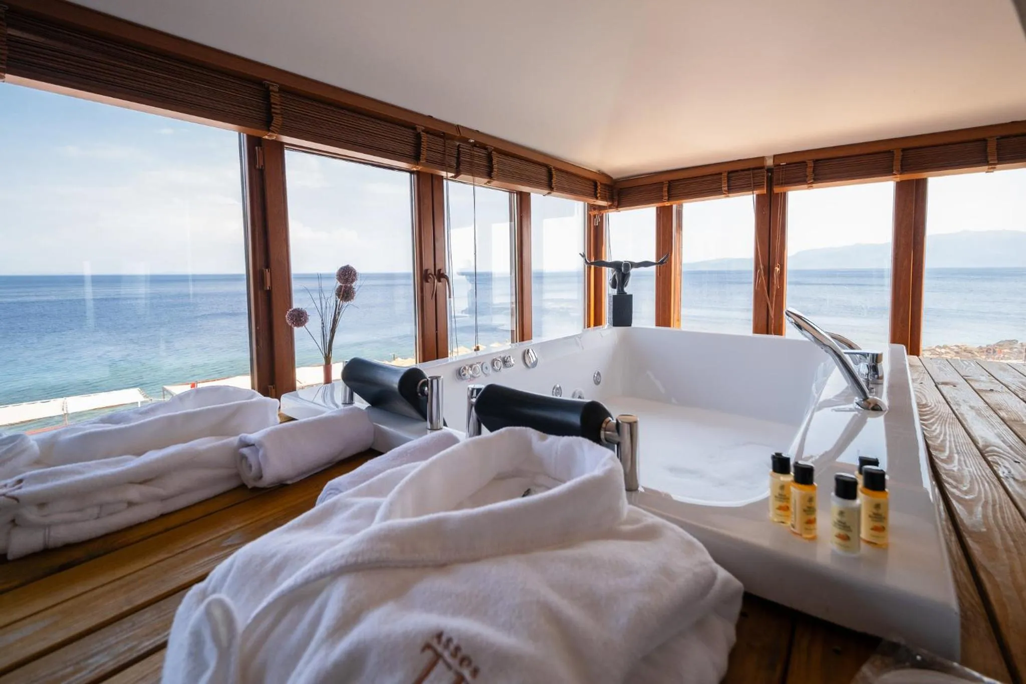 Bed in Assos Troy Port Hotel