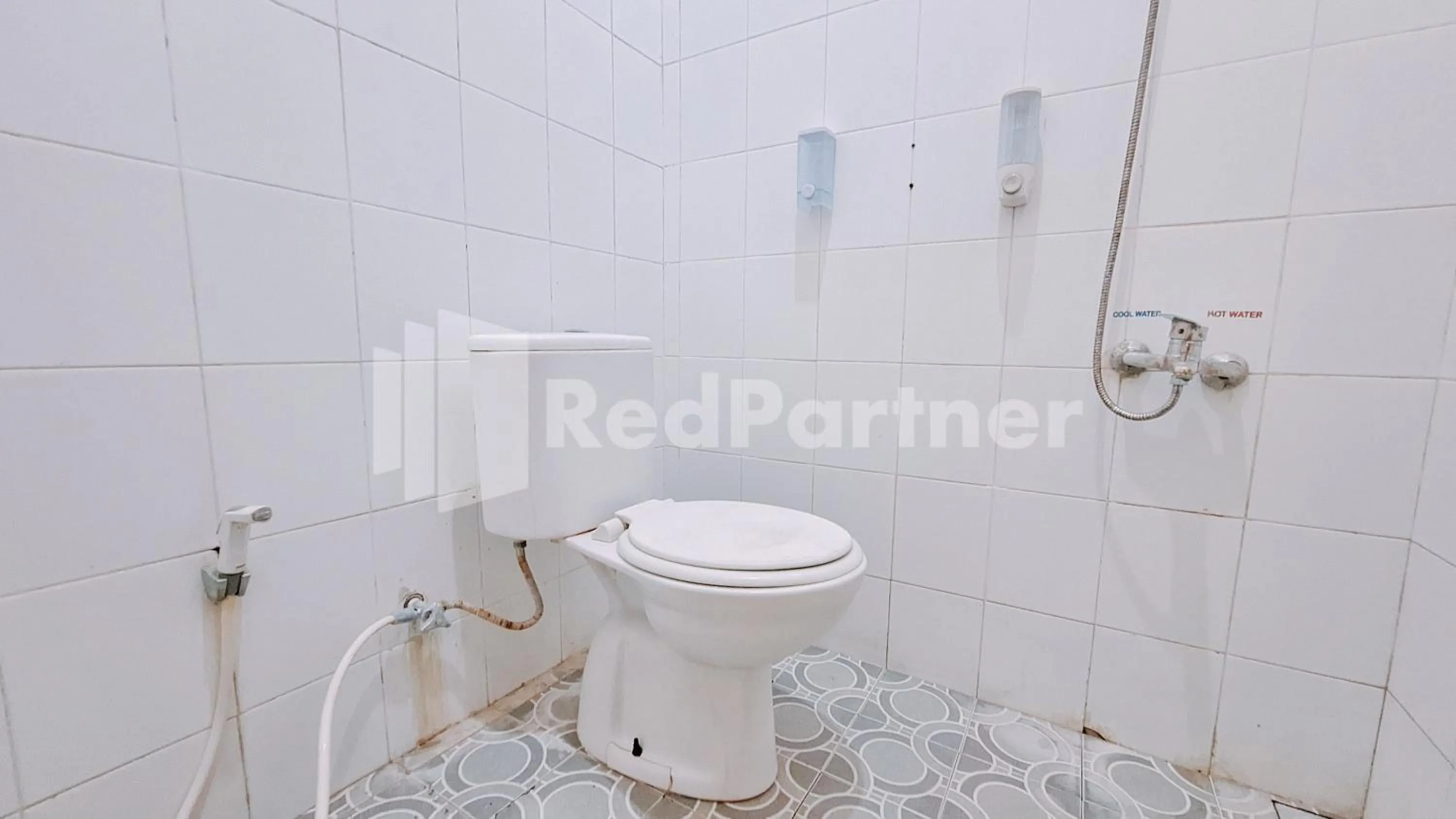 Bathroom in Calida Hotel Mitra RedDoorz near Alun Alun Wonosari