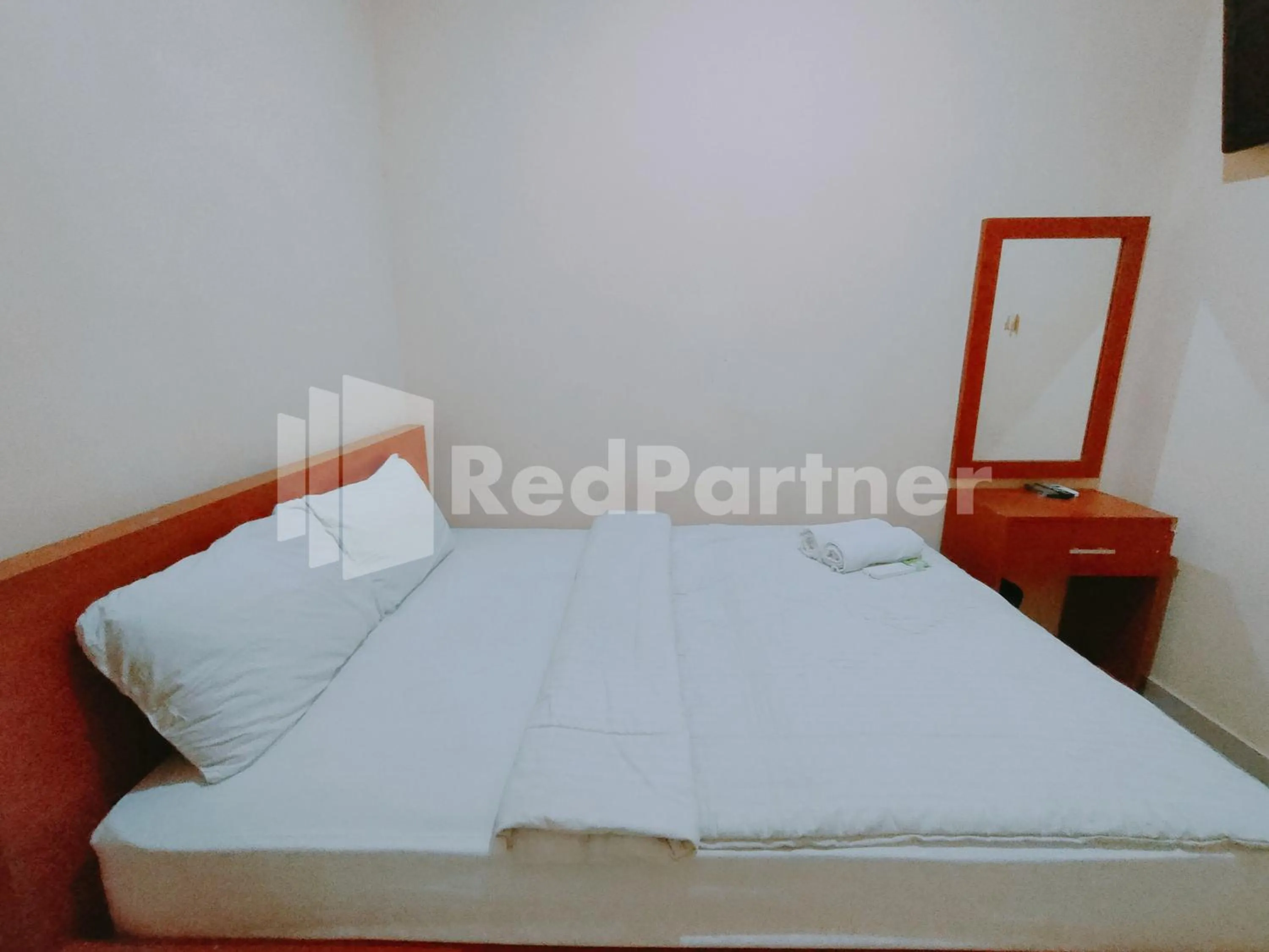 Bedroom, Bed in Calida Hotel Mitra RedDoorz near Alun Alun Wonosari