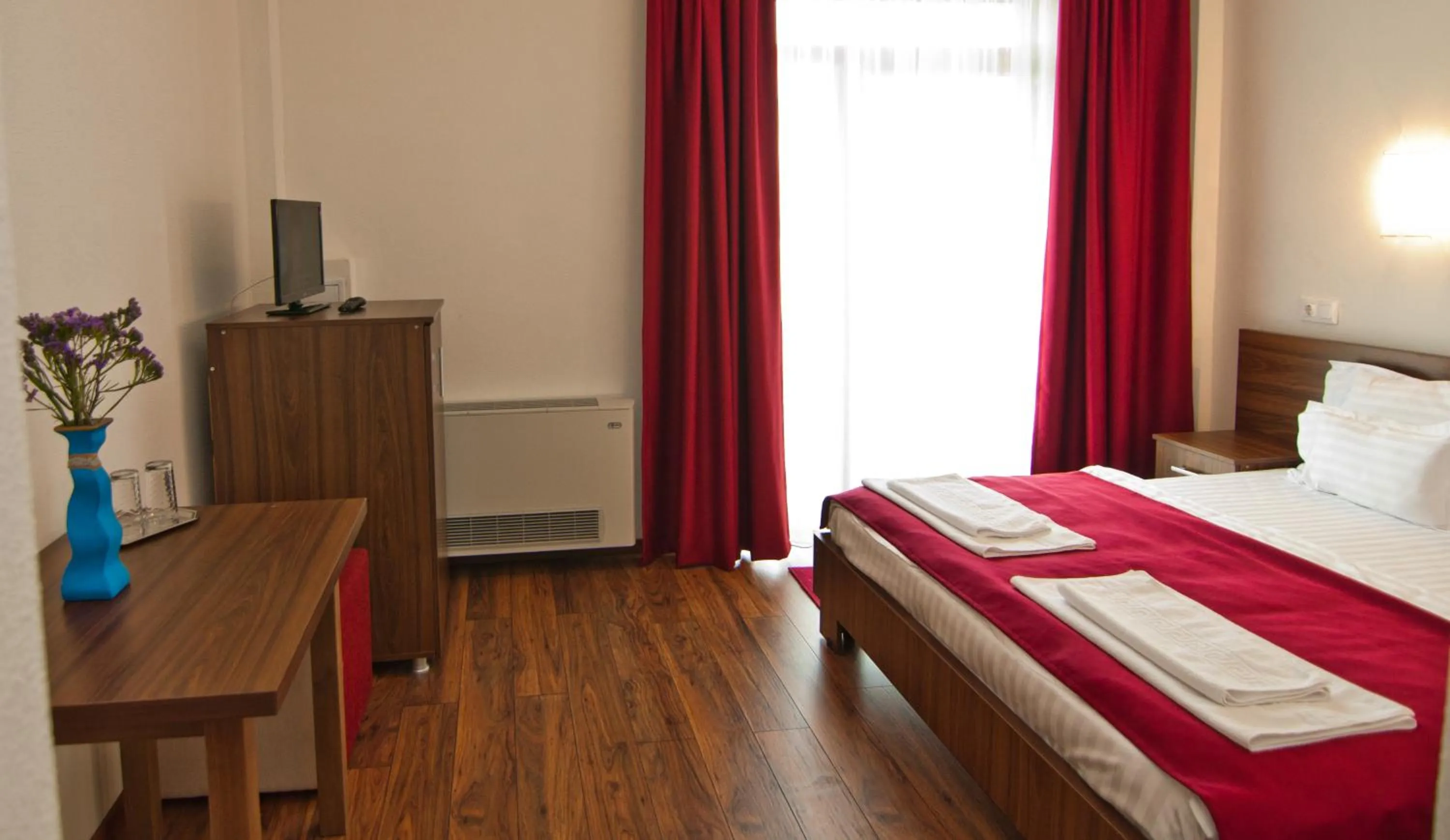 Photo of the whole room, Bed in Hotel Hyperion