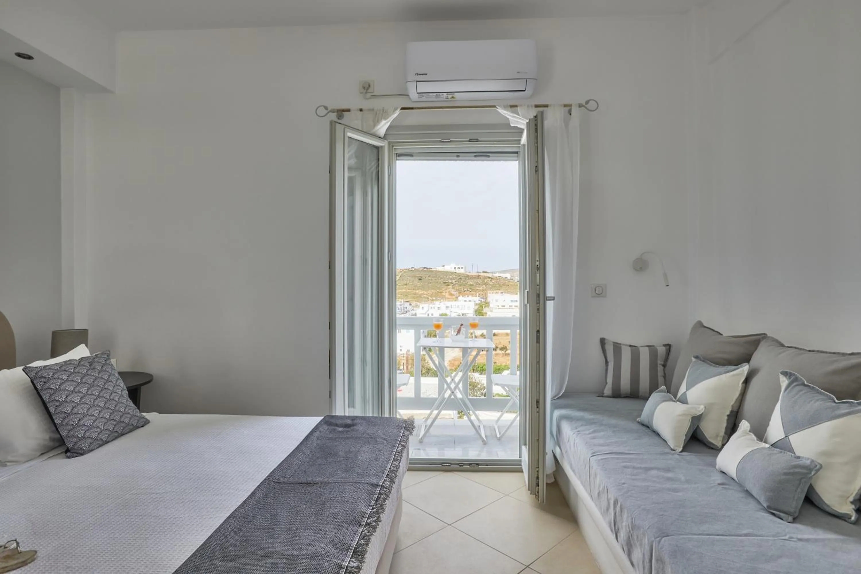 Balcony/Terrace, Bed in Romantica Suites