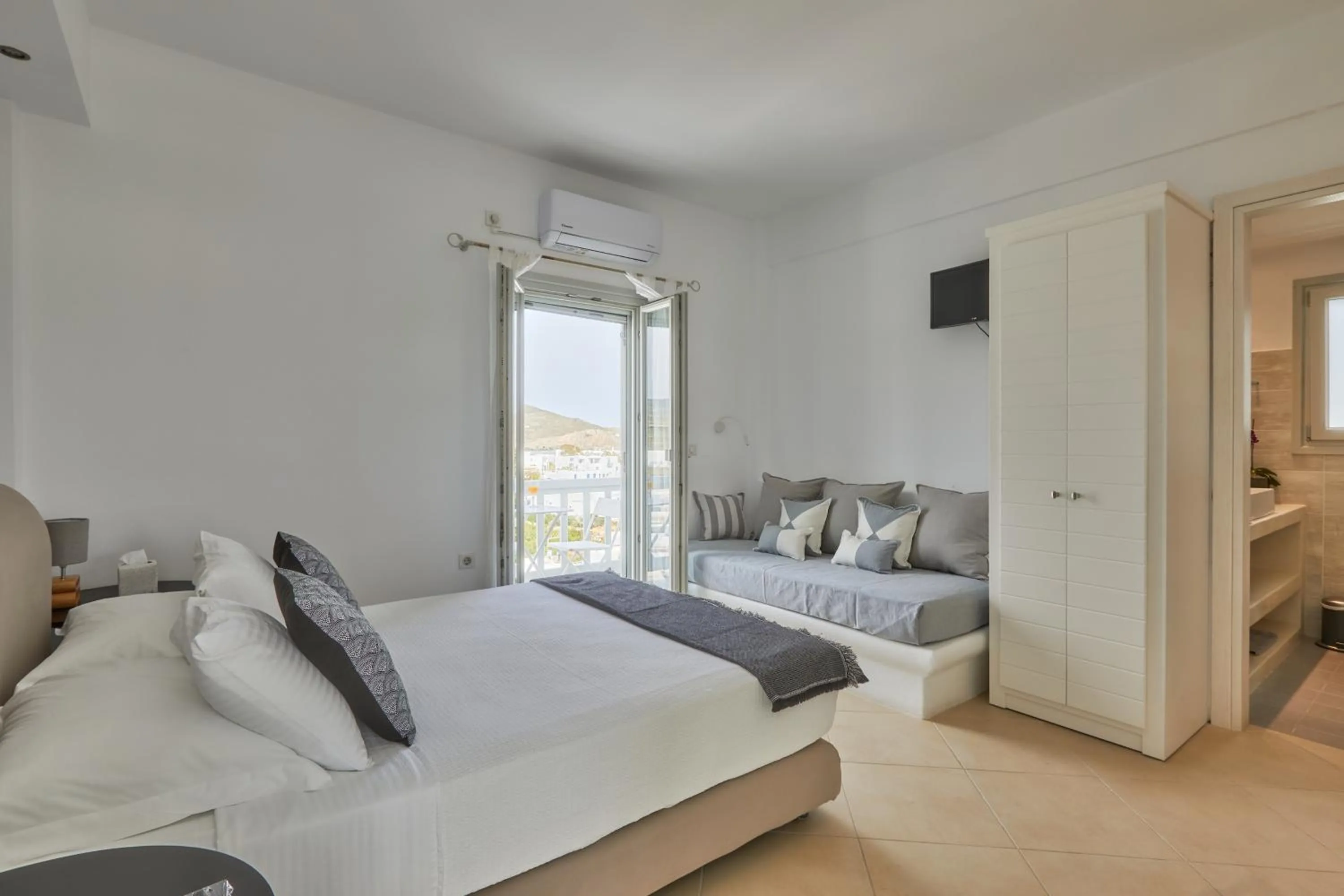 Balcony/Terrace, Bed in Romantica Suites