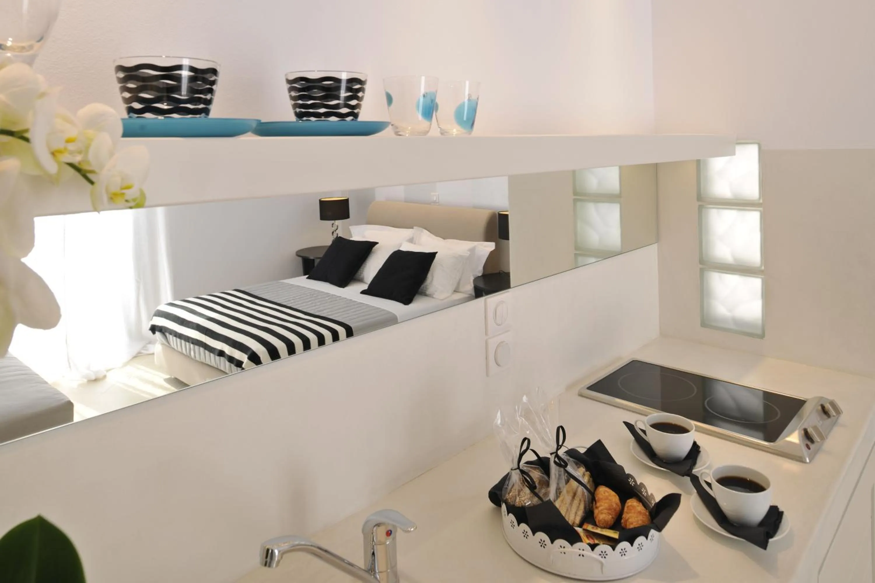 Kitchen or kitchenette, Bed in Romantica Suites