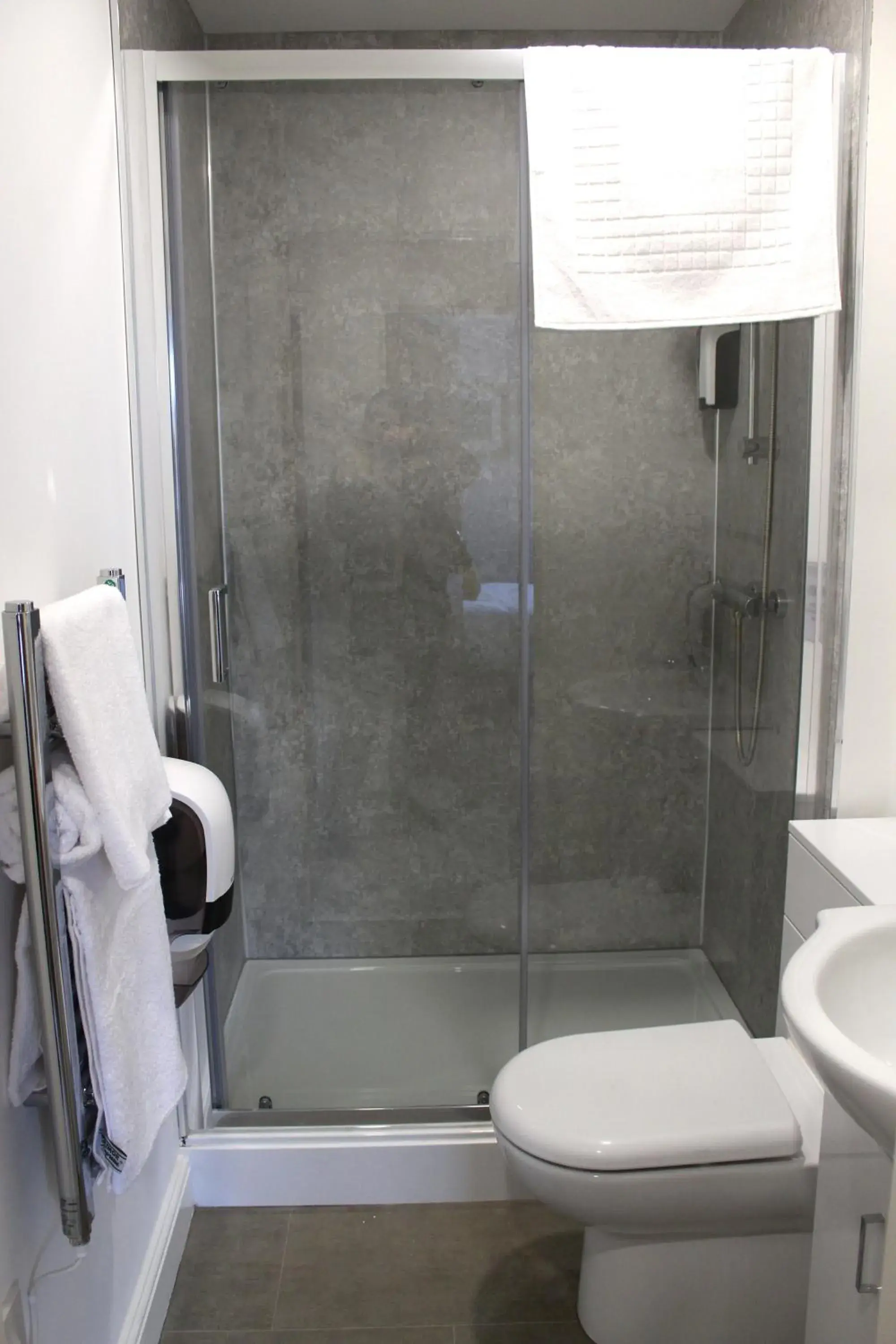 King Room in Maze apartments and rooms Free parking King Room in Maze apartments and rooms Free parking