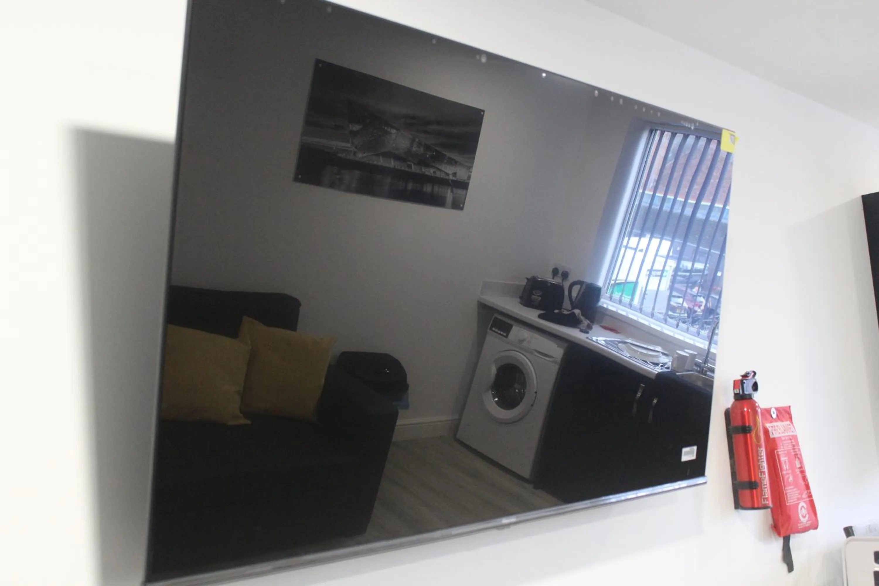 TV and multimedia in Maze apartments and rooms Free parking