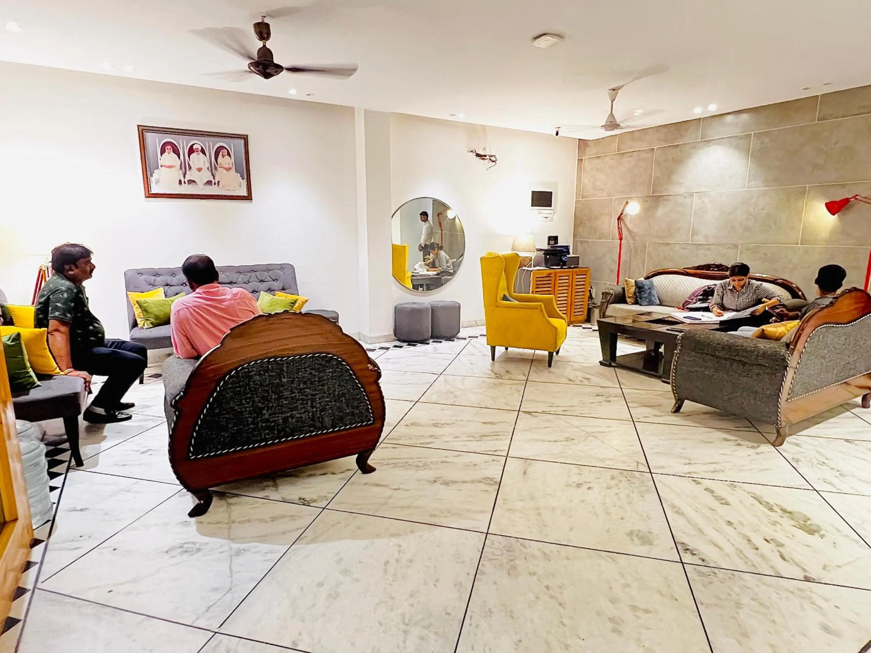 Living room in Divine Inn Hotel Near Rajouri Garden Main Market