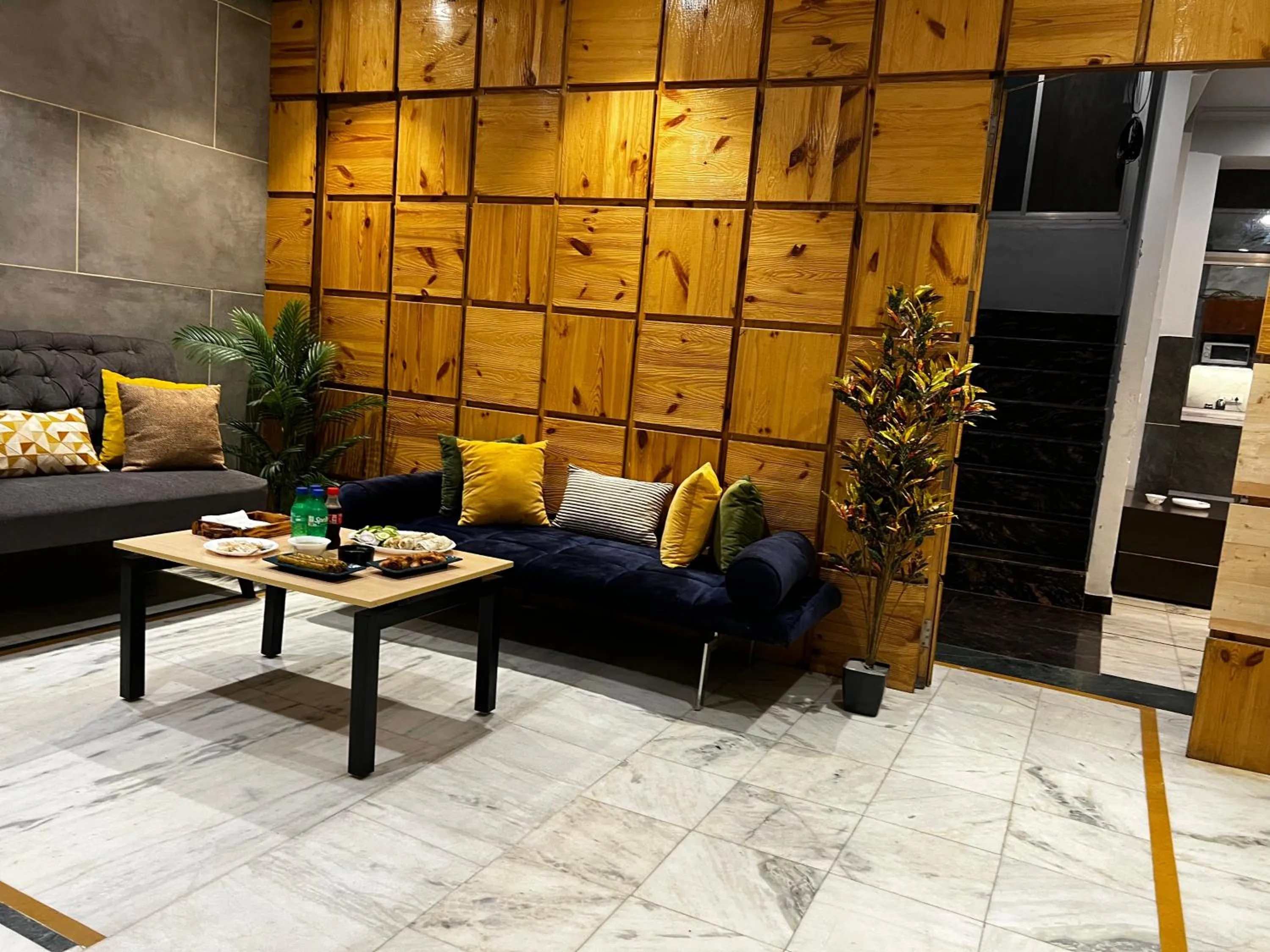 Communal lounge/ TV room in Divine Inn Hotel Near Rajouri Garden Main Market