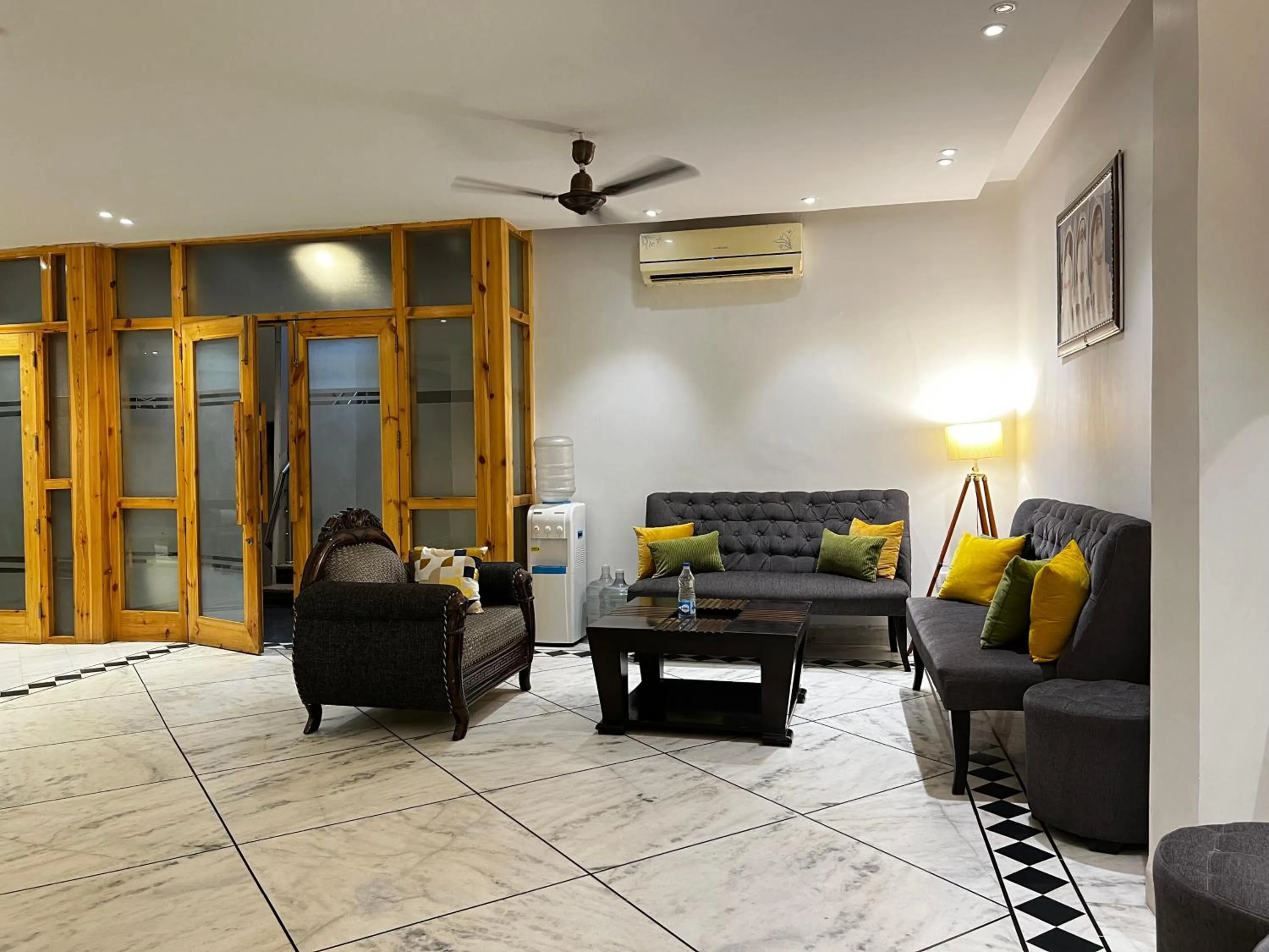 Living room in Divine Inn Hotel Near Rajouri Garden Main Market