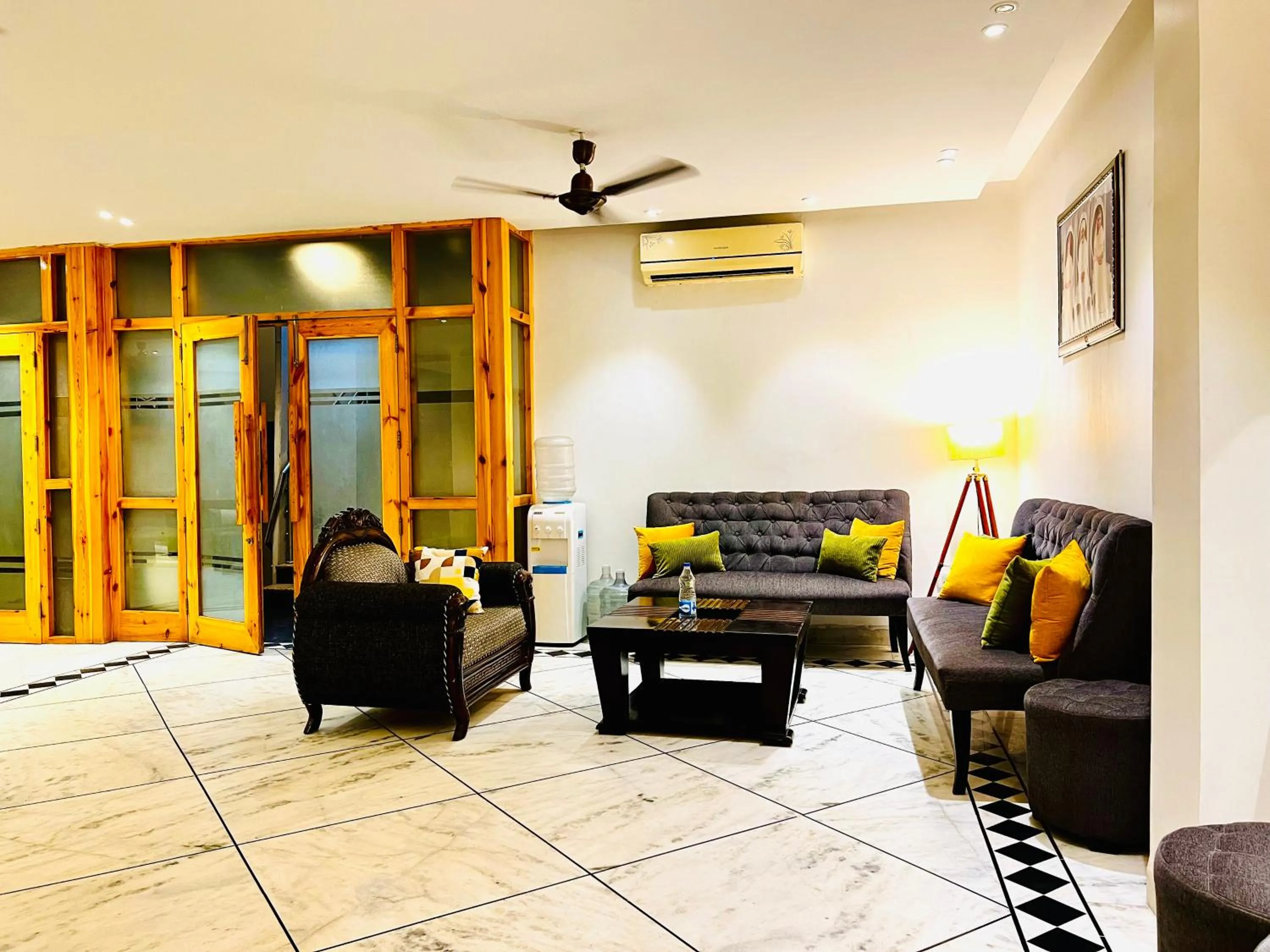 Living room in Divine Inn Hotel Near Rajouri Garden Main Market