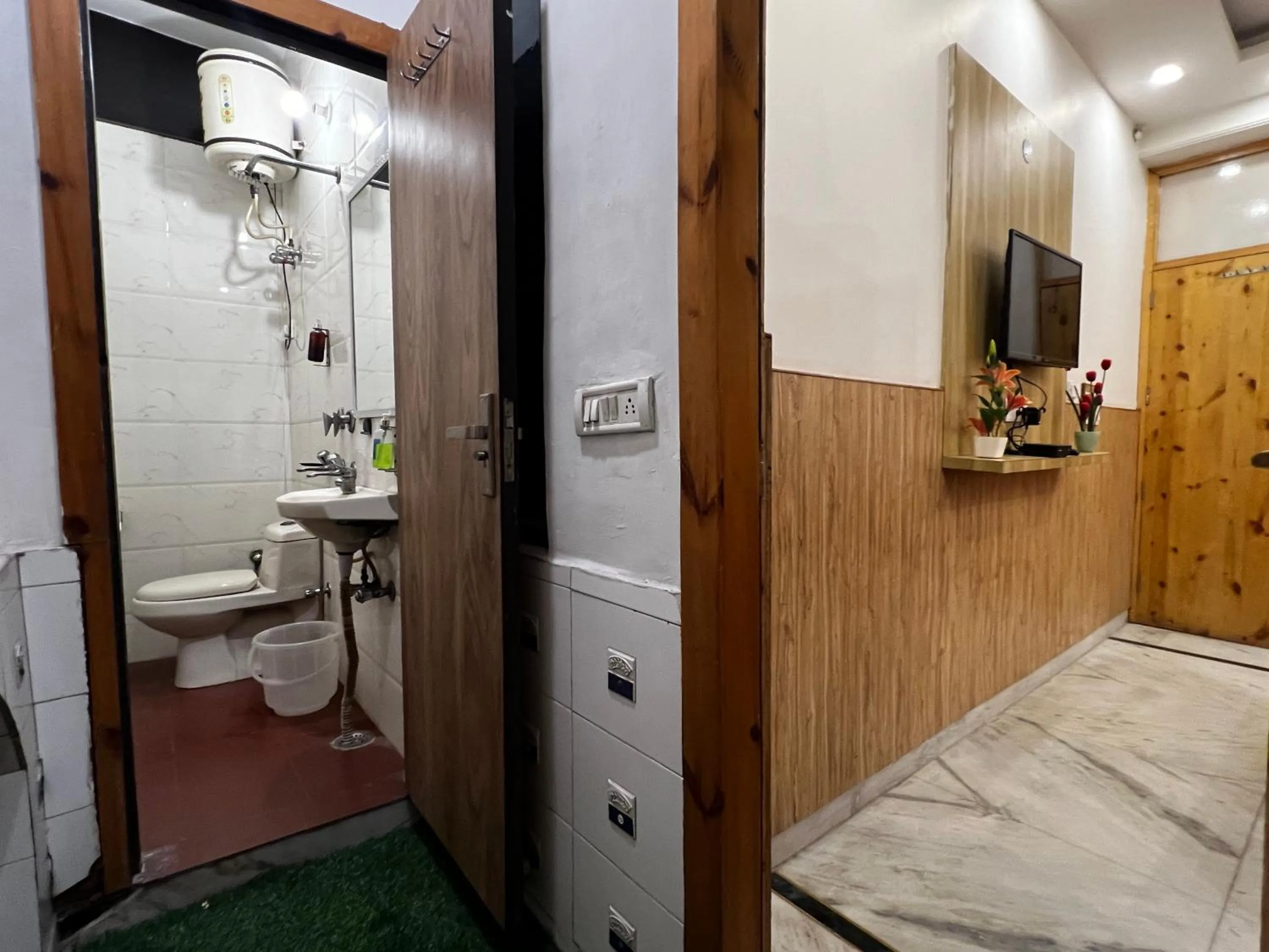 Bathroom in Divine Inn Hotel Near Rajouri Garden Main Market