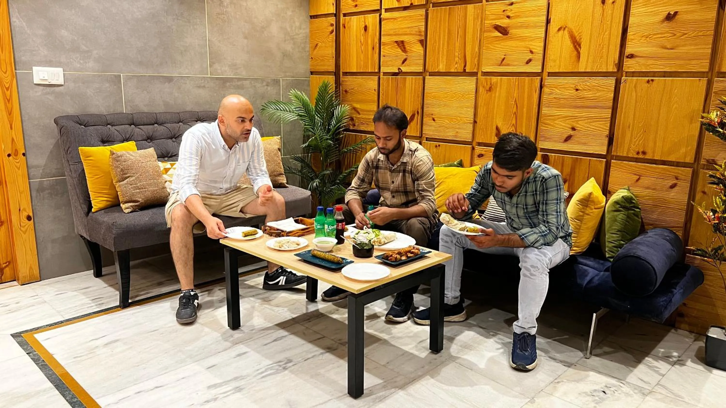 Dining area in Divine Inn Hotel Near Rajouri Garden Main Market