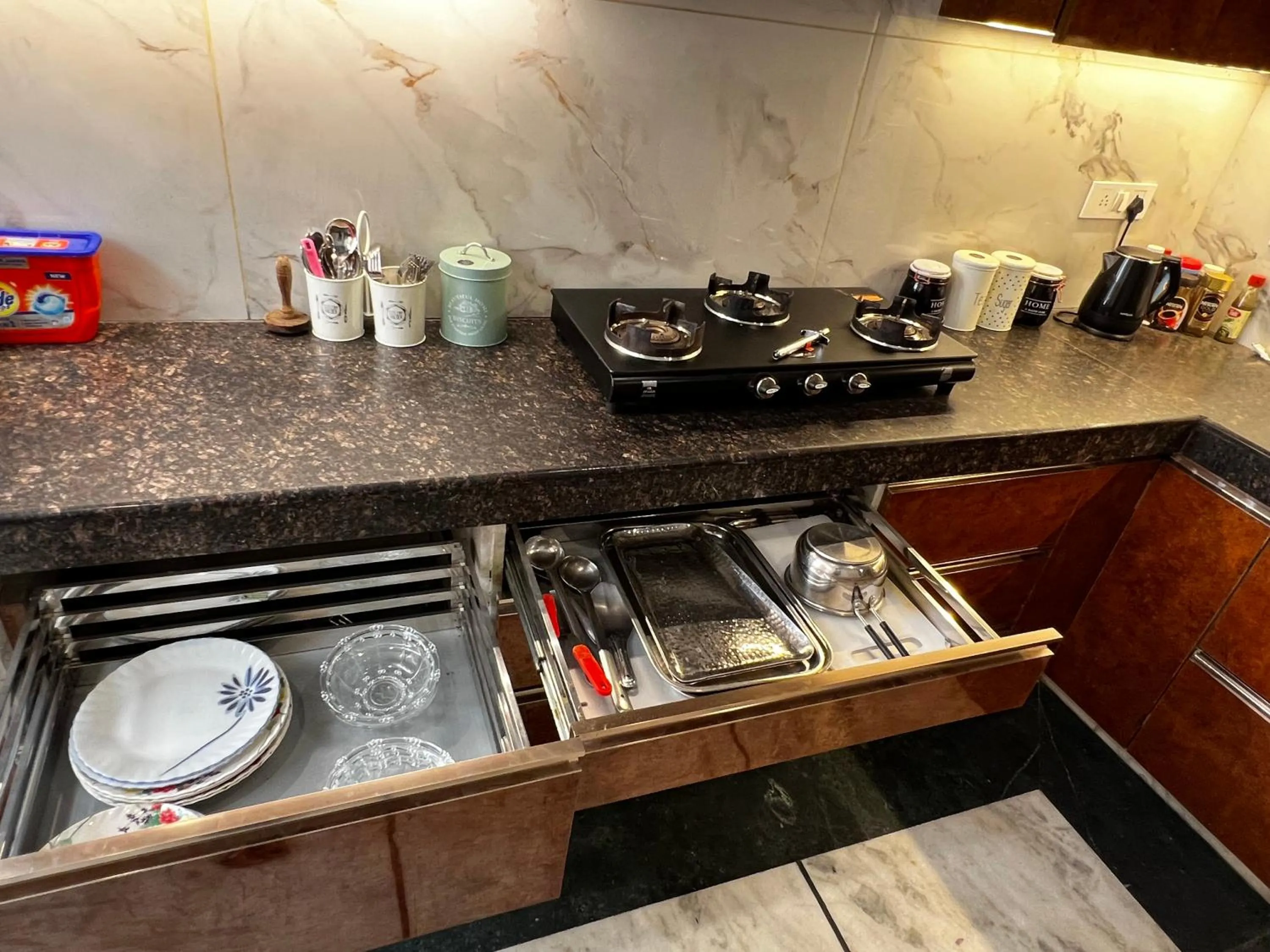 Coffee/tea facilities in Divine Inn Hotel Near Rajouri Garden Main Market