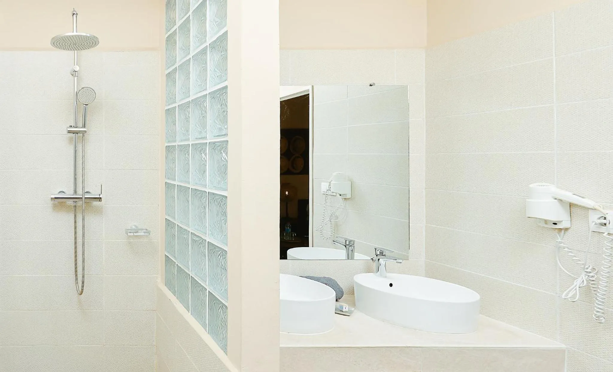 Shower in Relais des Plateaux & Spa– Ivato International Airport