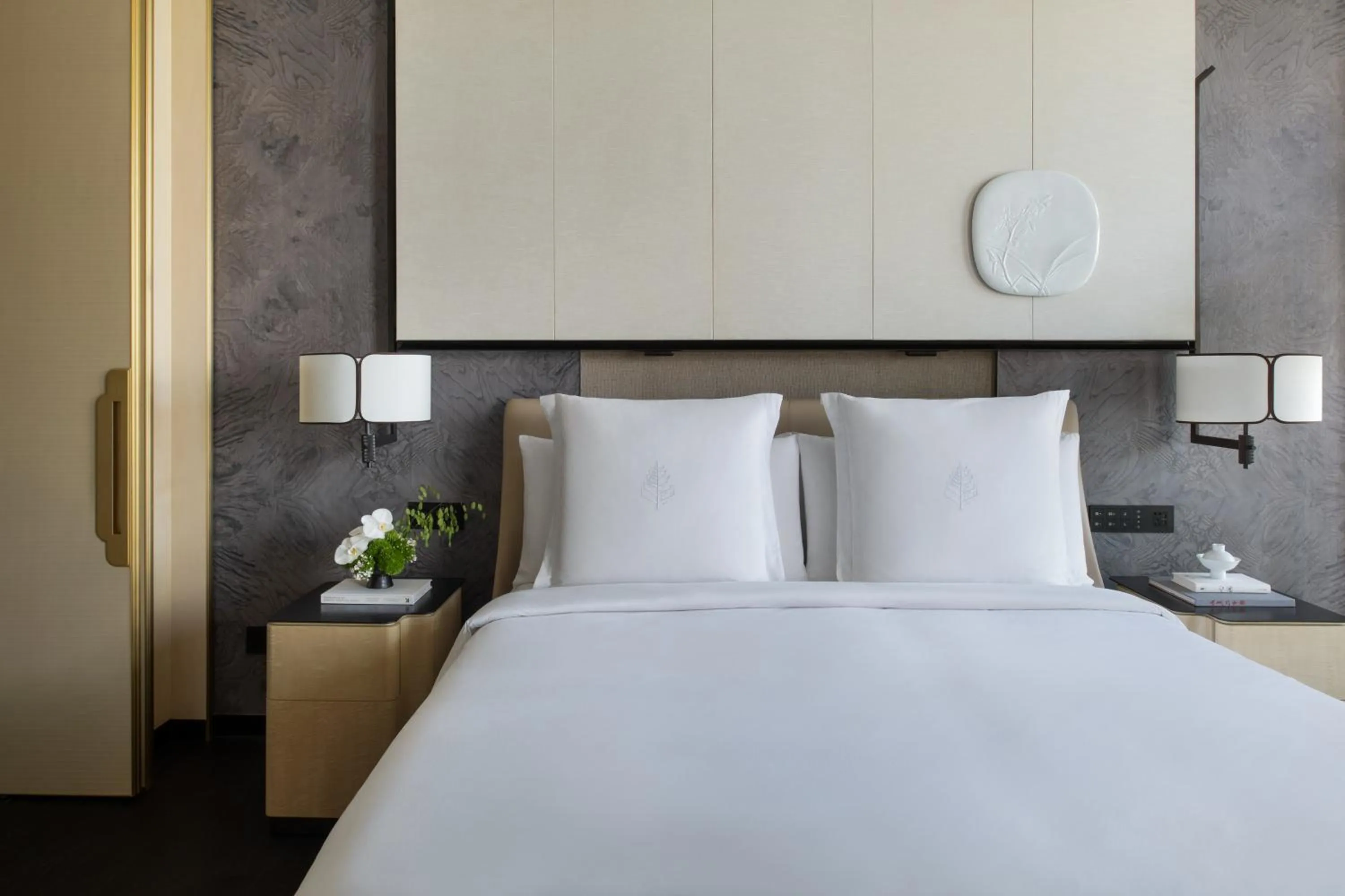 Photo of the whole room, Bed in Four Seasons Hotel Suzhou