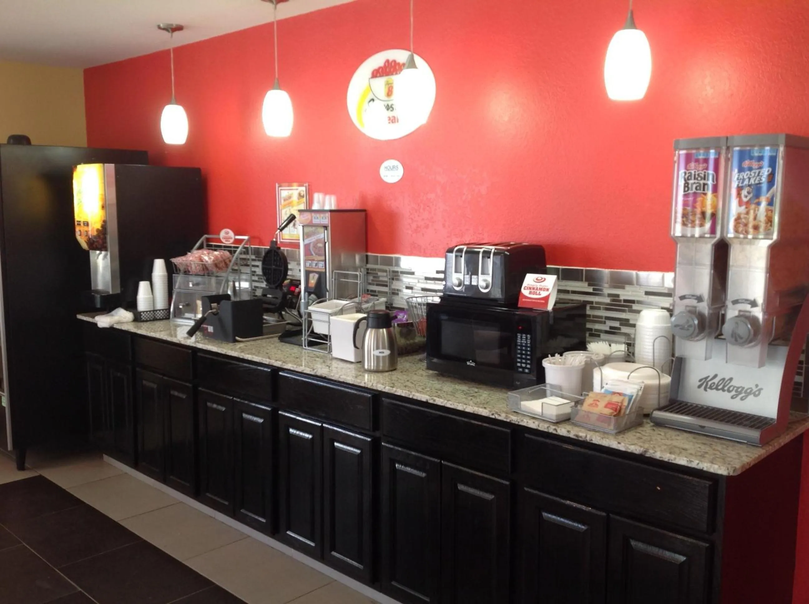 Dining area in Super 8 by Wyndham Henryetta