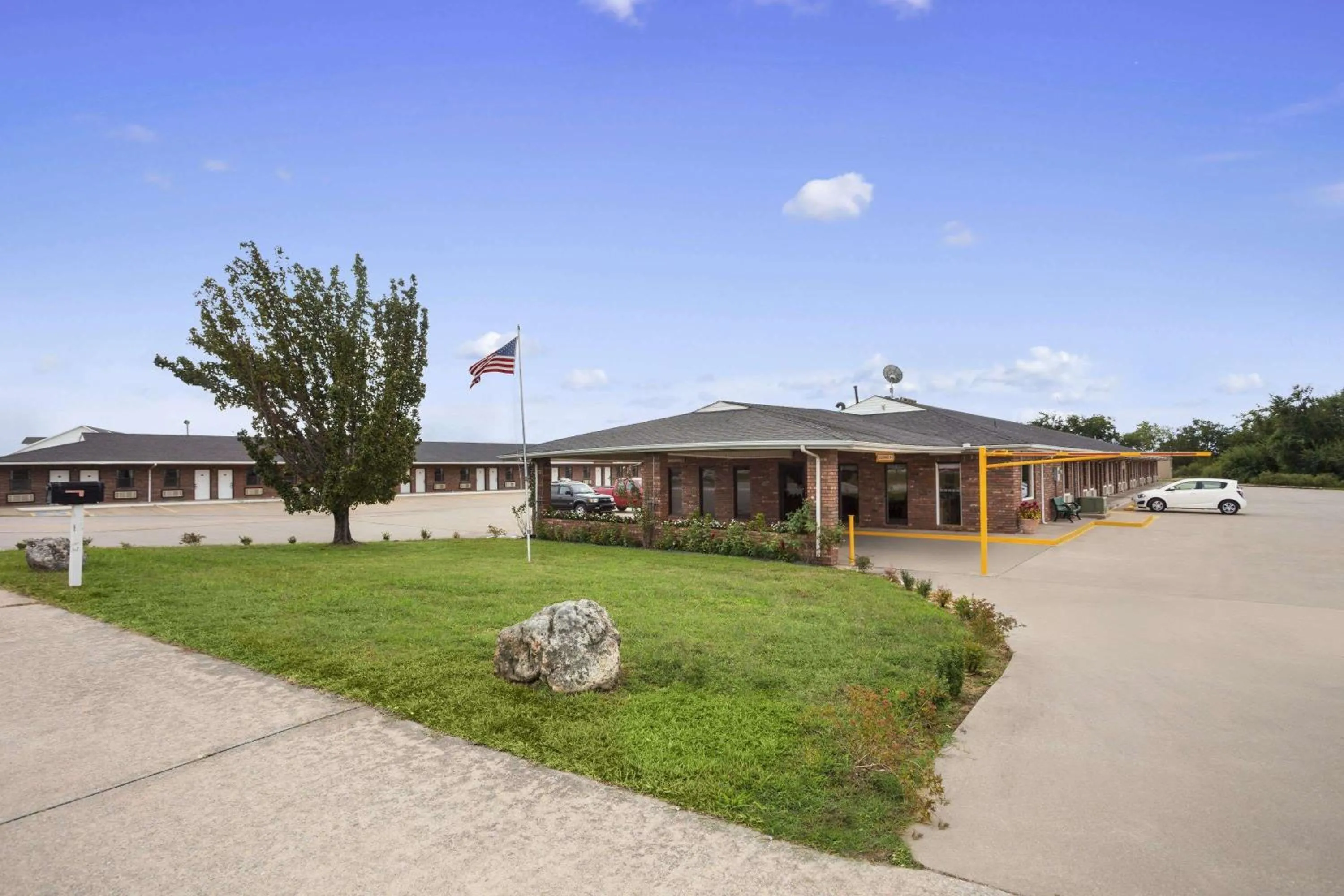 Property building in Super 8 by Wyndham Henryetta