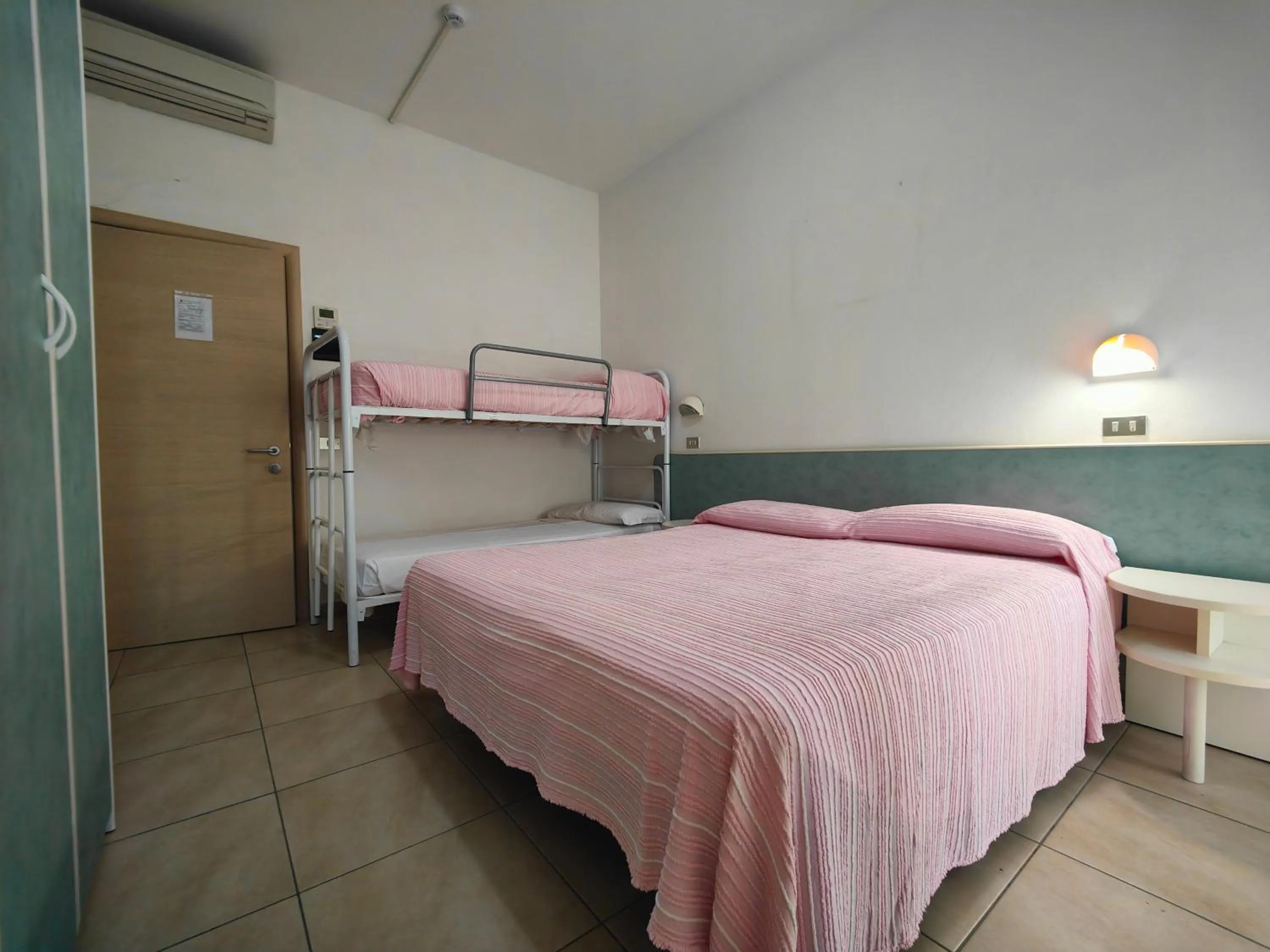 Photo of the whole room, Bed in Hotel Ben Hur