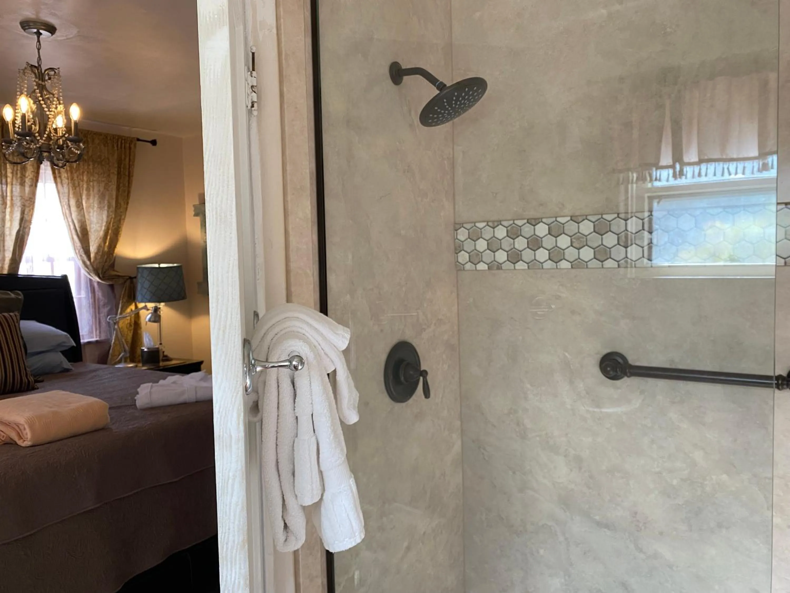 Shower, Bed in Casa de Tres Lunas/House of Three Moons