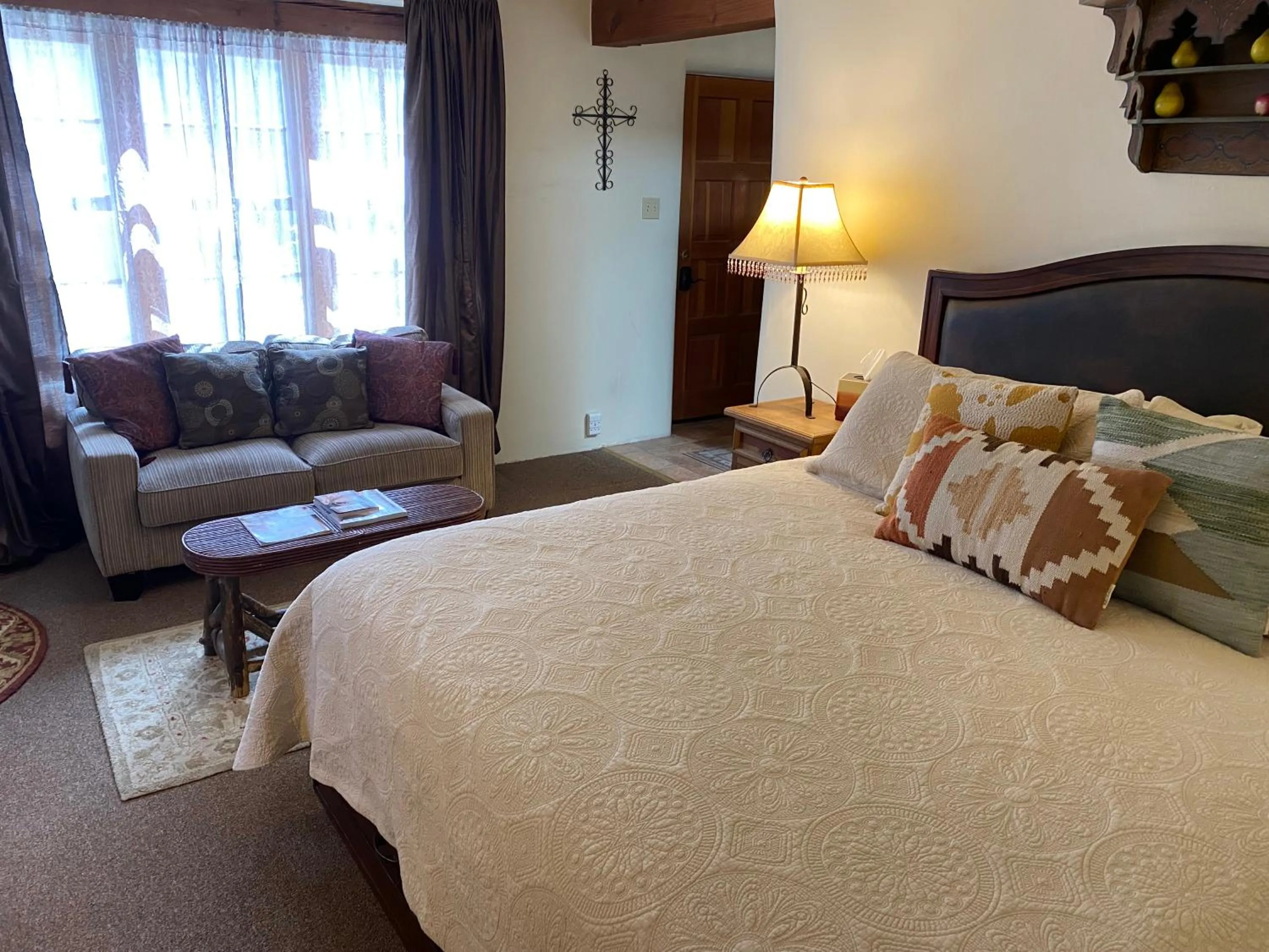 Seating area, Bed in Casa de Tres Lunas/House of Three Moons