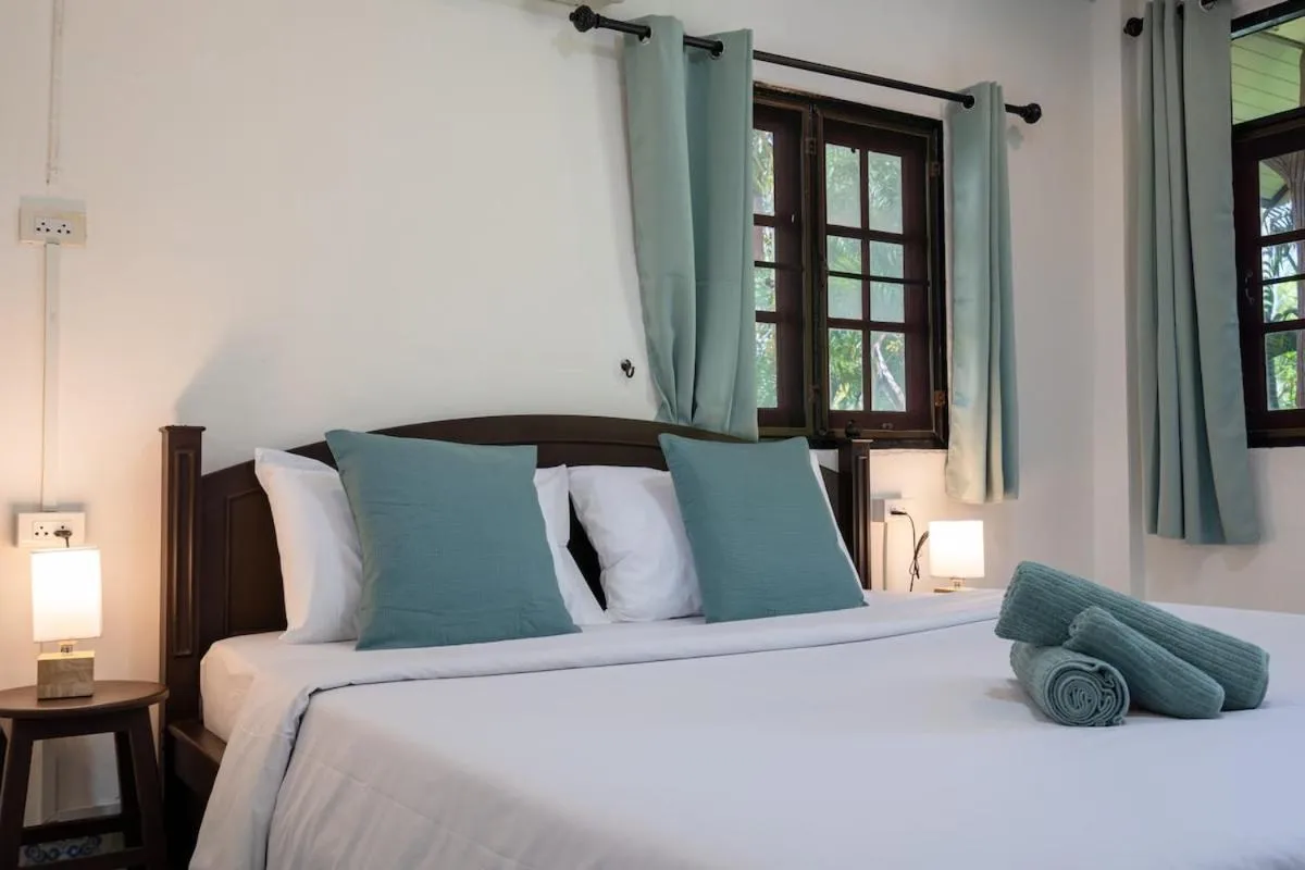 Bed in Lanta School Beach Resort