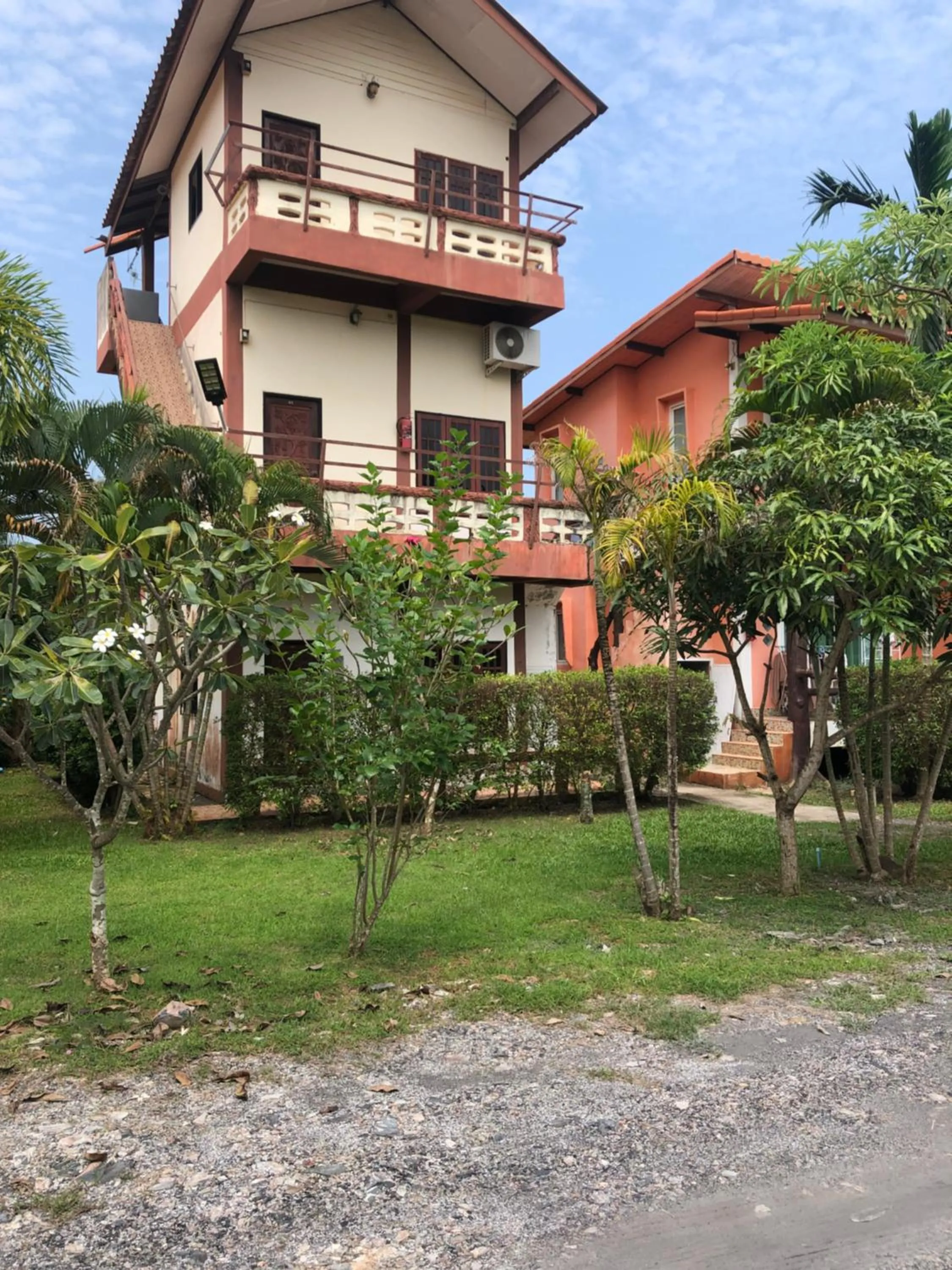 Property building in Lanta School Beach Resort