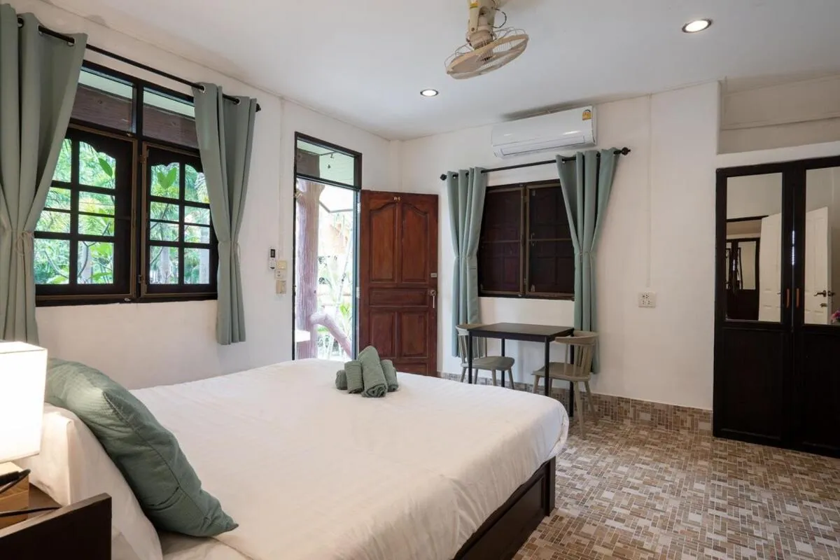 Bed in Lanta School Beach Resort