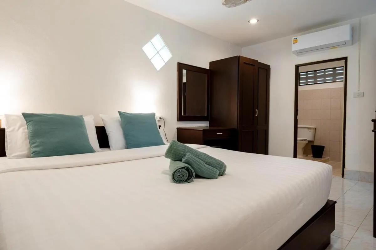 Bed in Lanta School Beach Resort