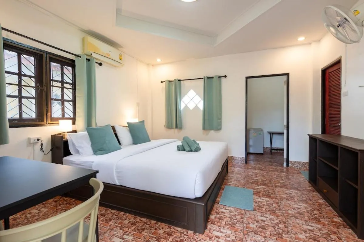 Bed in Lanta School Beach Resort