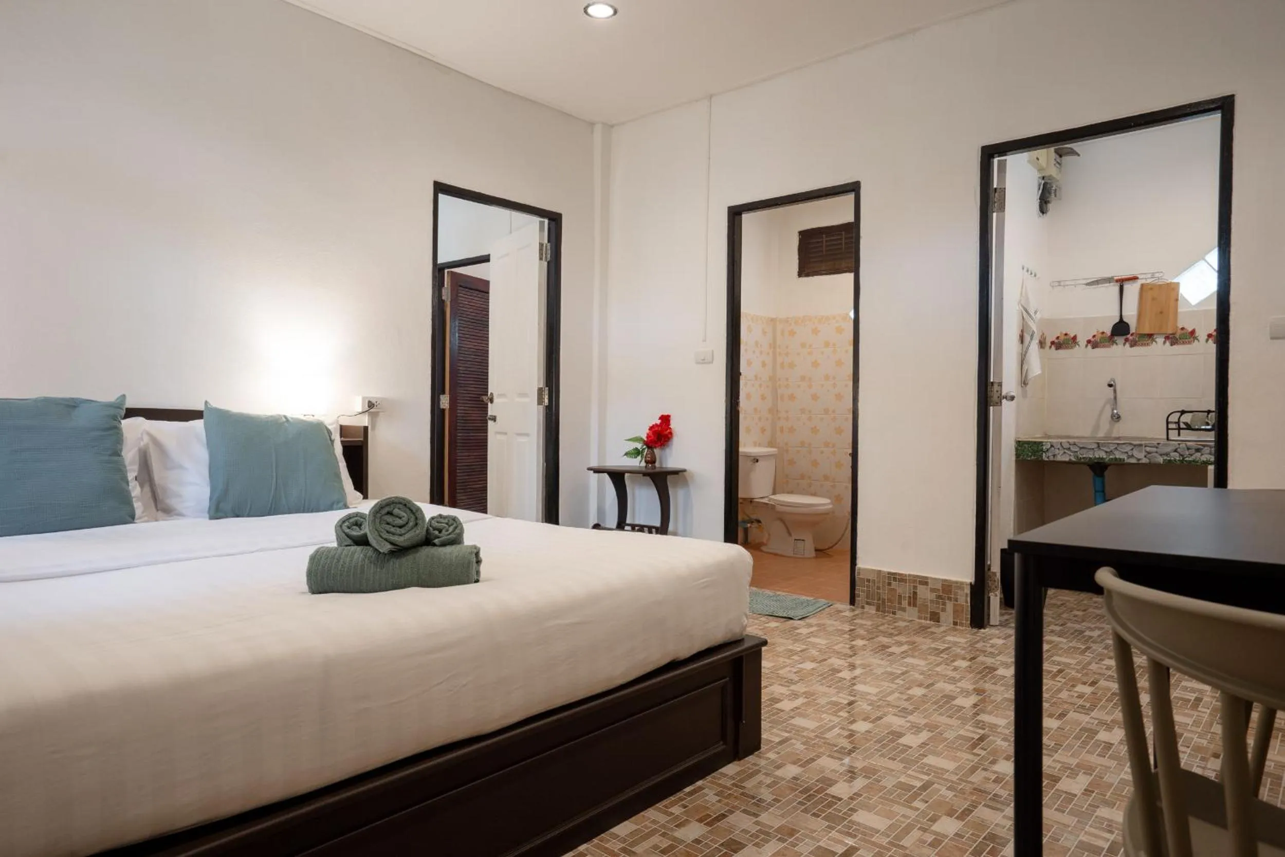 Photo of the whole room, Bed in Lanta School Beach Resort