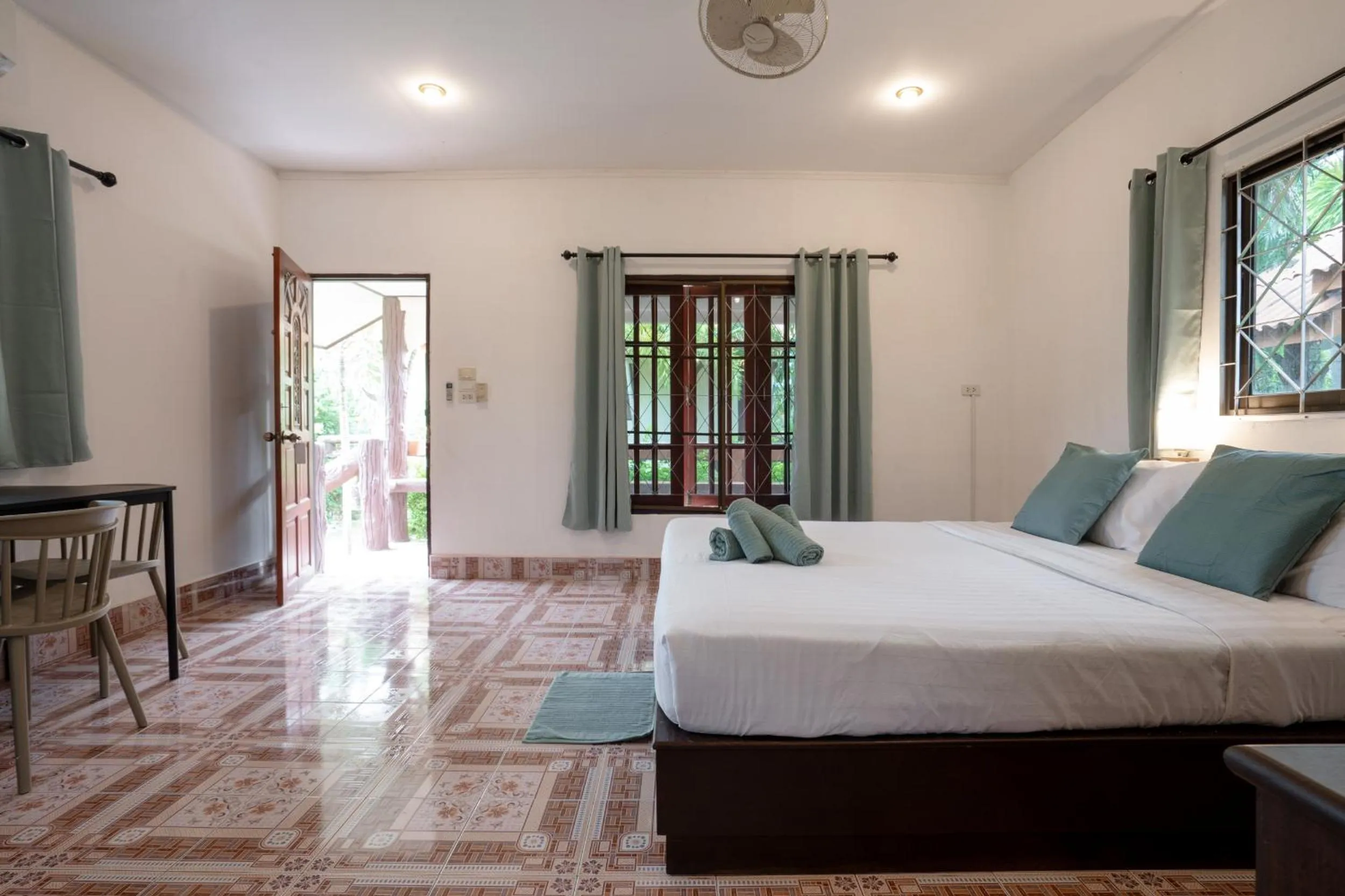 Bedroom, Bed in Lanta School Beach Resort