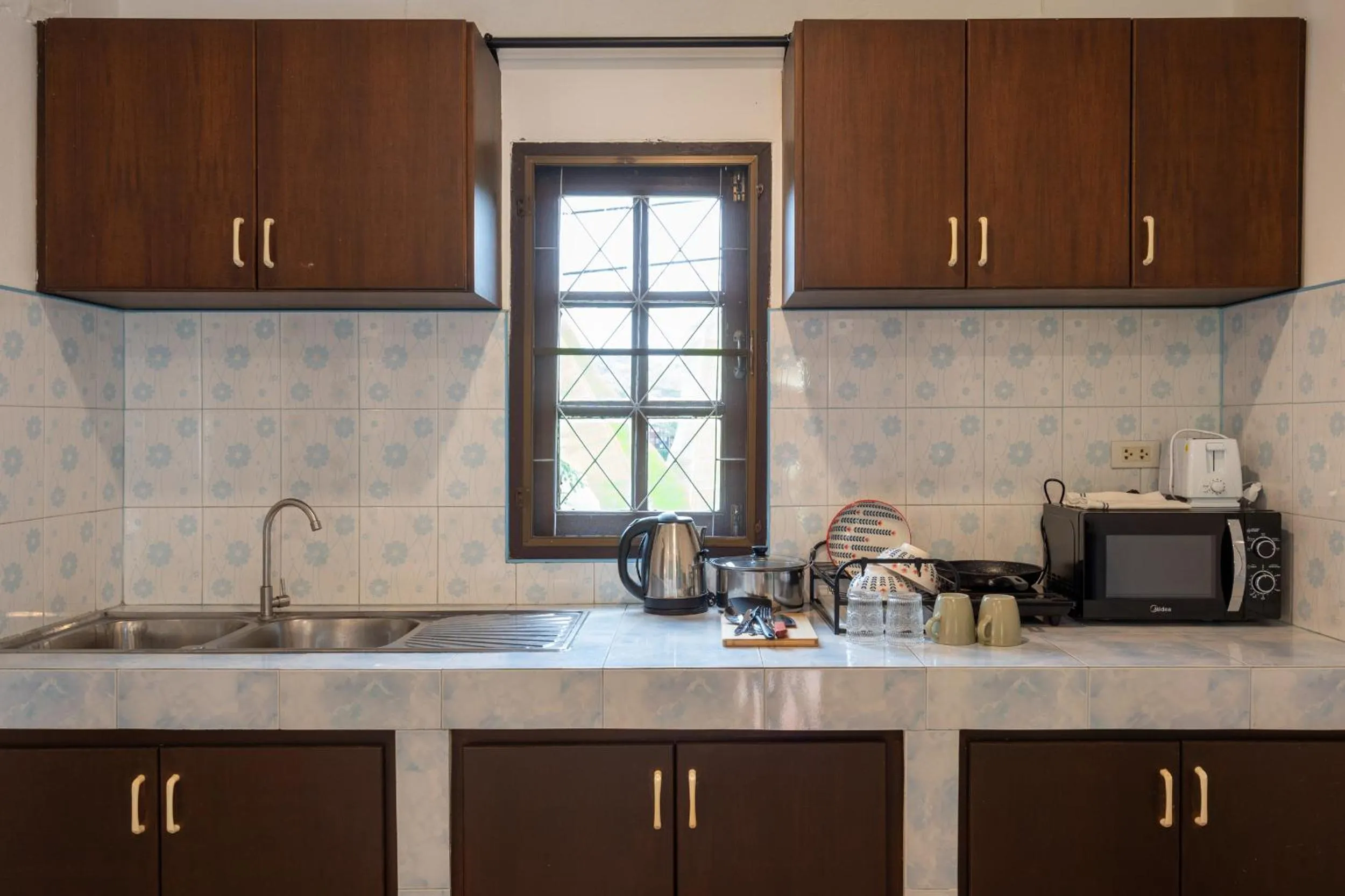 Kitchen or kitchenette in Lanta School Beach Resort