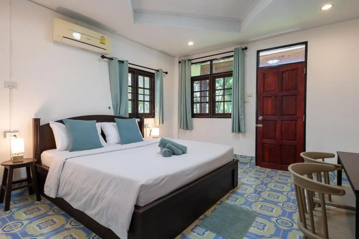 Bed in Lanta School Beach Resort