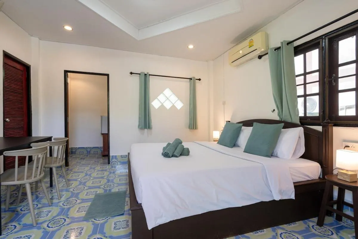 Bed in Lanta School Beach Resort