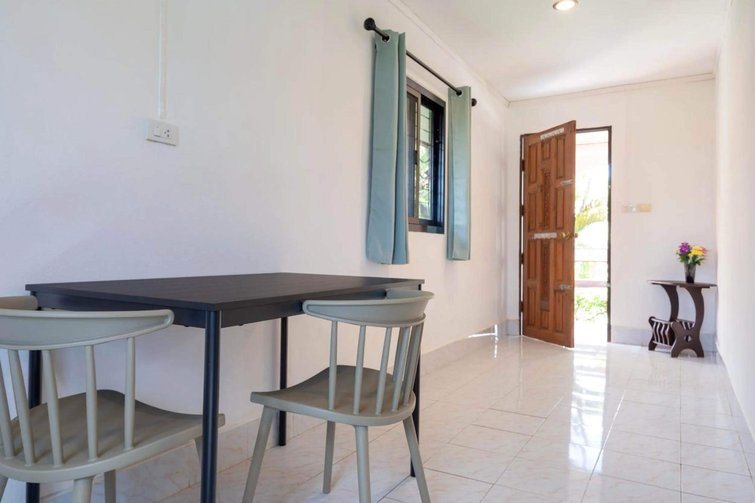 Dining area in Lanta School Beach Resort